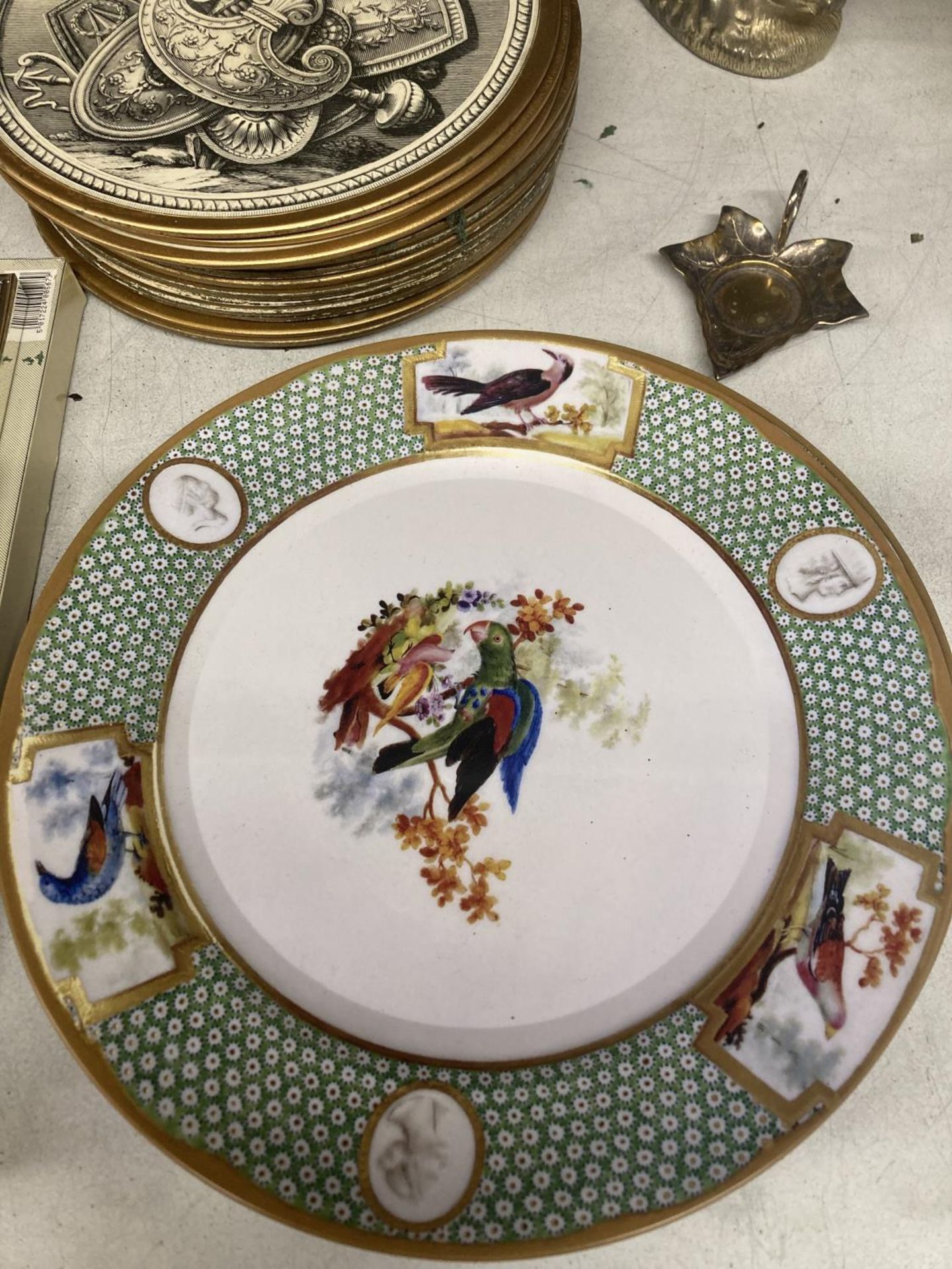 A MIXED LOT TO INCLUDE A BLUE AND WHITE TUREEN WITH A DUCK LID, ARMORIAL PLACE MATS, PIGGY BANK, ETC - Image 2 of 5