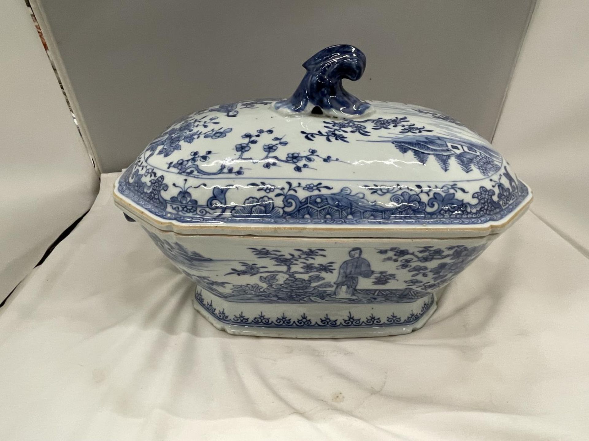 A BELIEVED TO BE LATE 18TH/EARLY 19TH CENTURY CHINESE QING DYNASTY/NANKIN BLUE AND WHITE LARGE - Image 6 of 9