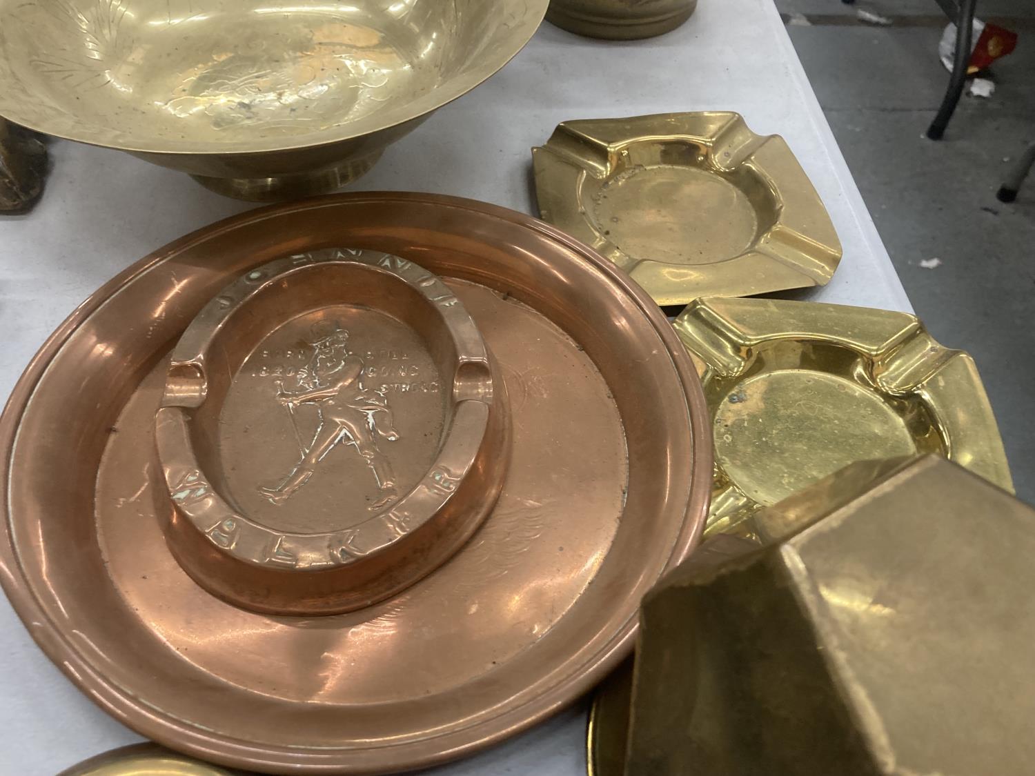 A QUANTITY OF BRASS AND COPPER ITEMS TO INCLUDE BOWLS, PLANTER, COPPER TRAY, JOHNNY WALKER COPPER - Image 3 of 3