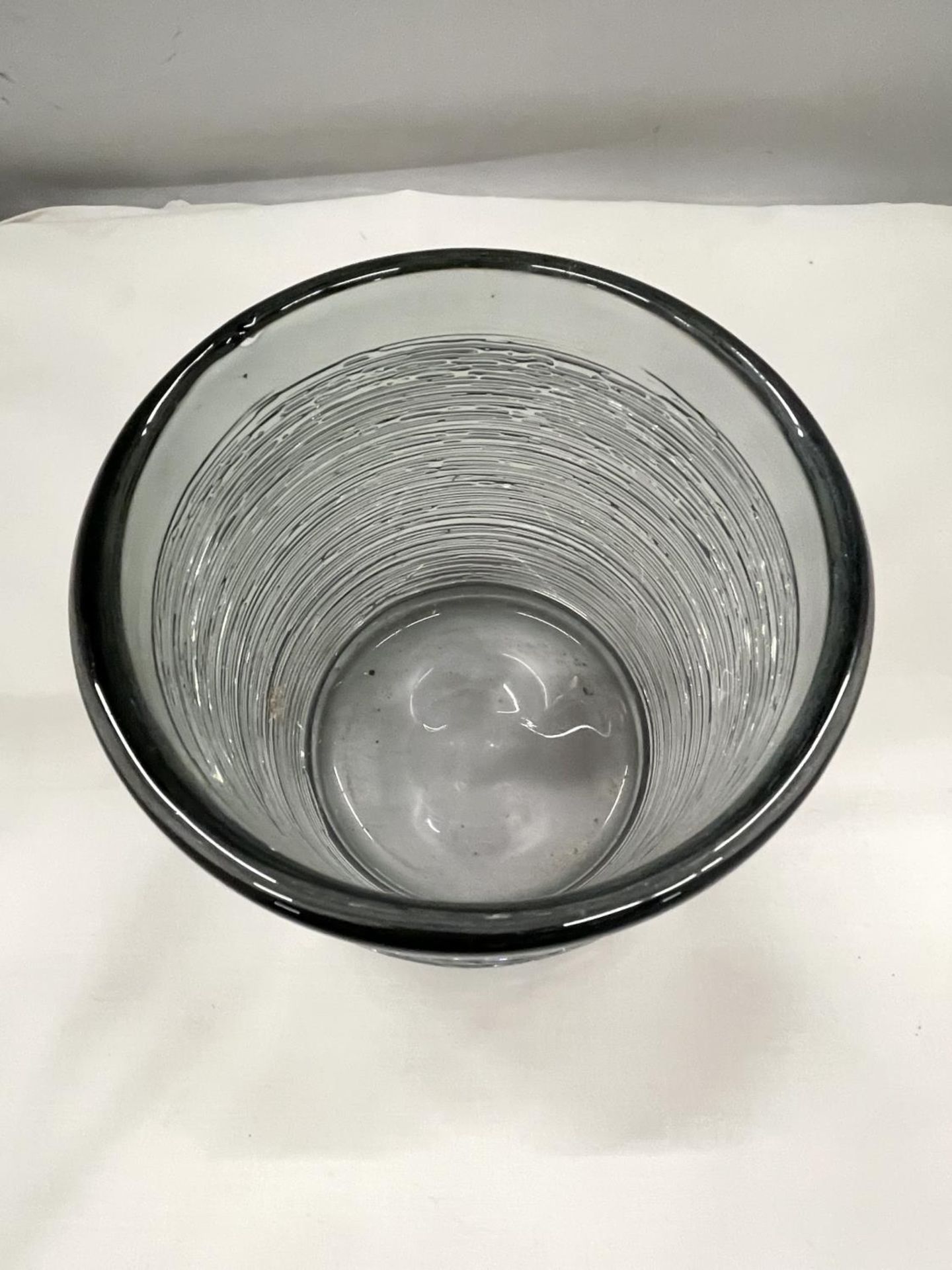 A SPUN GLASS VASE POSSIBLY BY BENGT EDENFELDT 15CM HIGH - Image 3 of 5