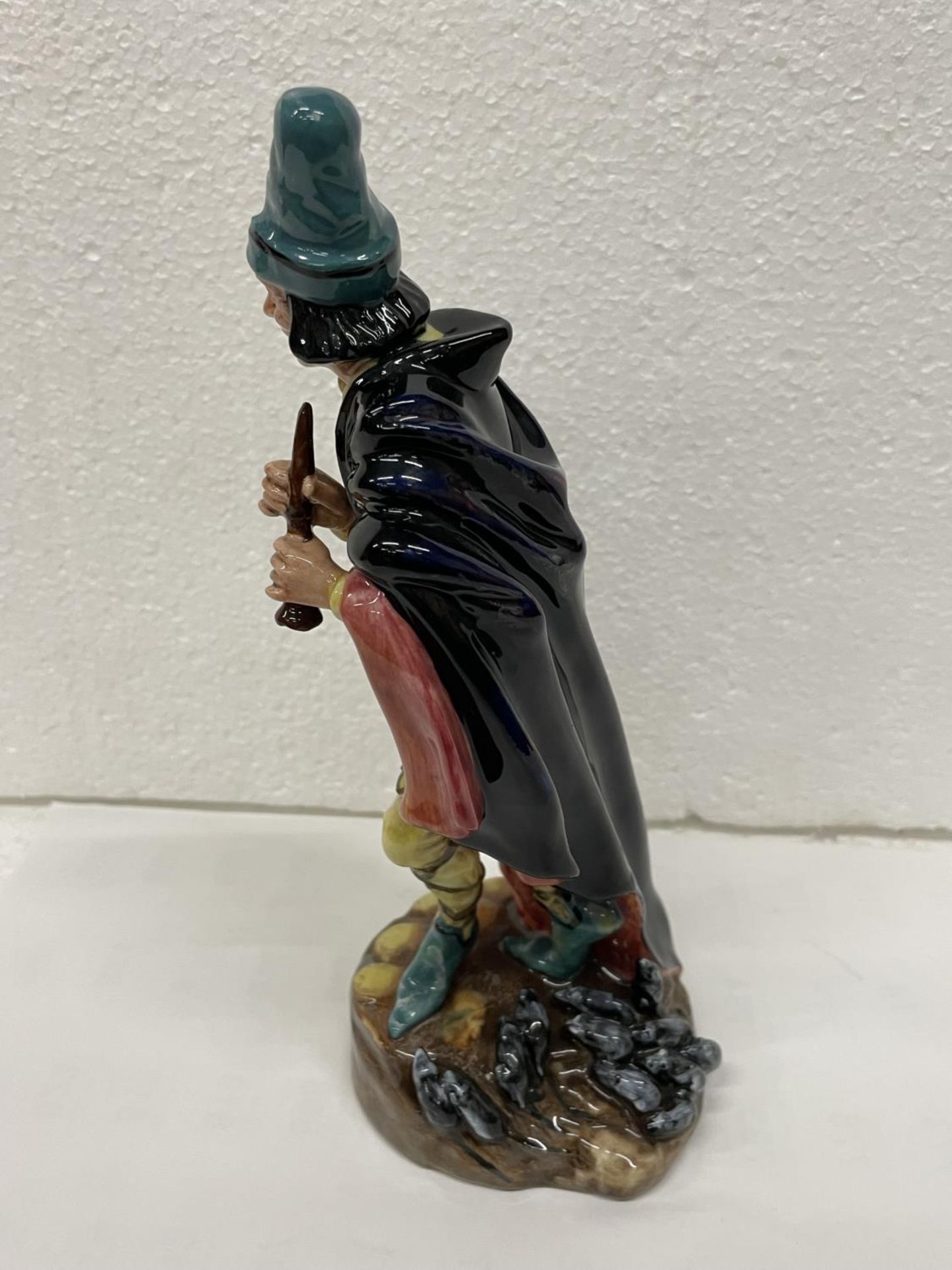 A ROYAL DOULTON FIGURE THE PIED PIPER HN 2102 - Image 4 of 5