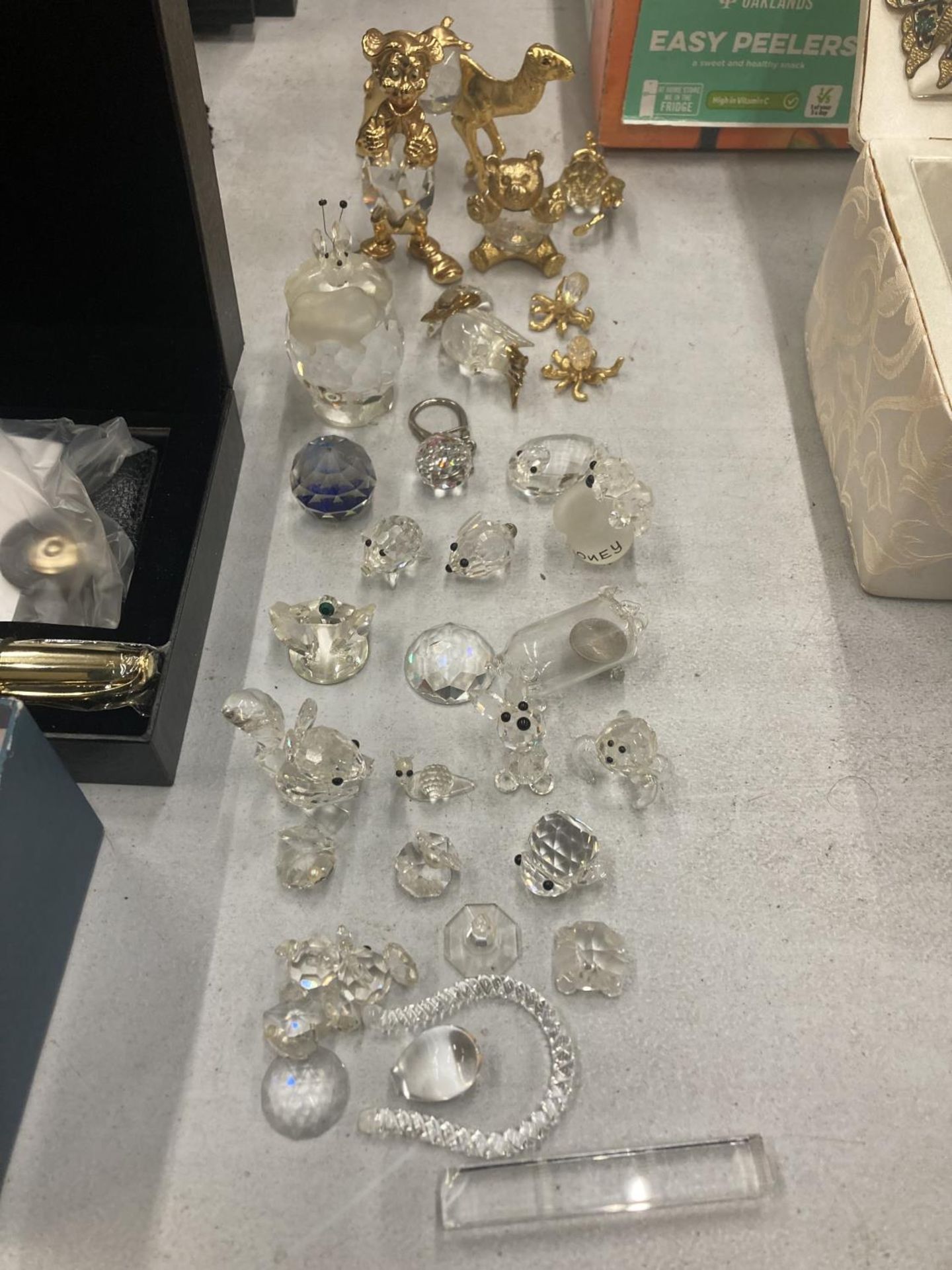 A COLLECTION OF CRYSTAL ORNAMENTS TO INCLUDE ANIMALS, ETC