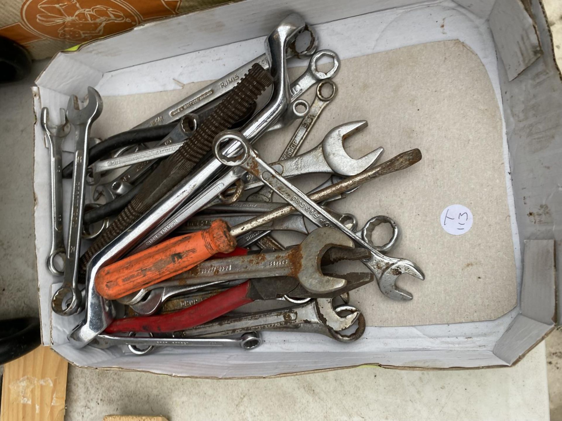 AN ASSORTMENT OF TOOLS TO INCLUDE SPANNERS AND BOLT CUTTERS - Image 4 of 4