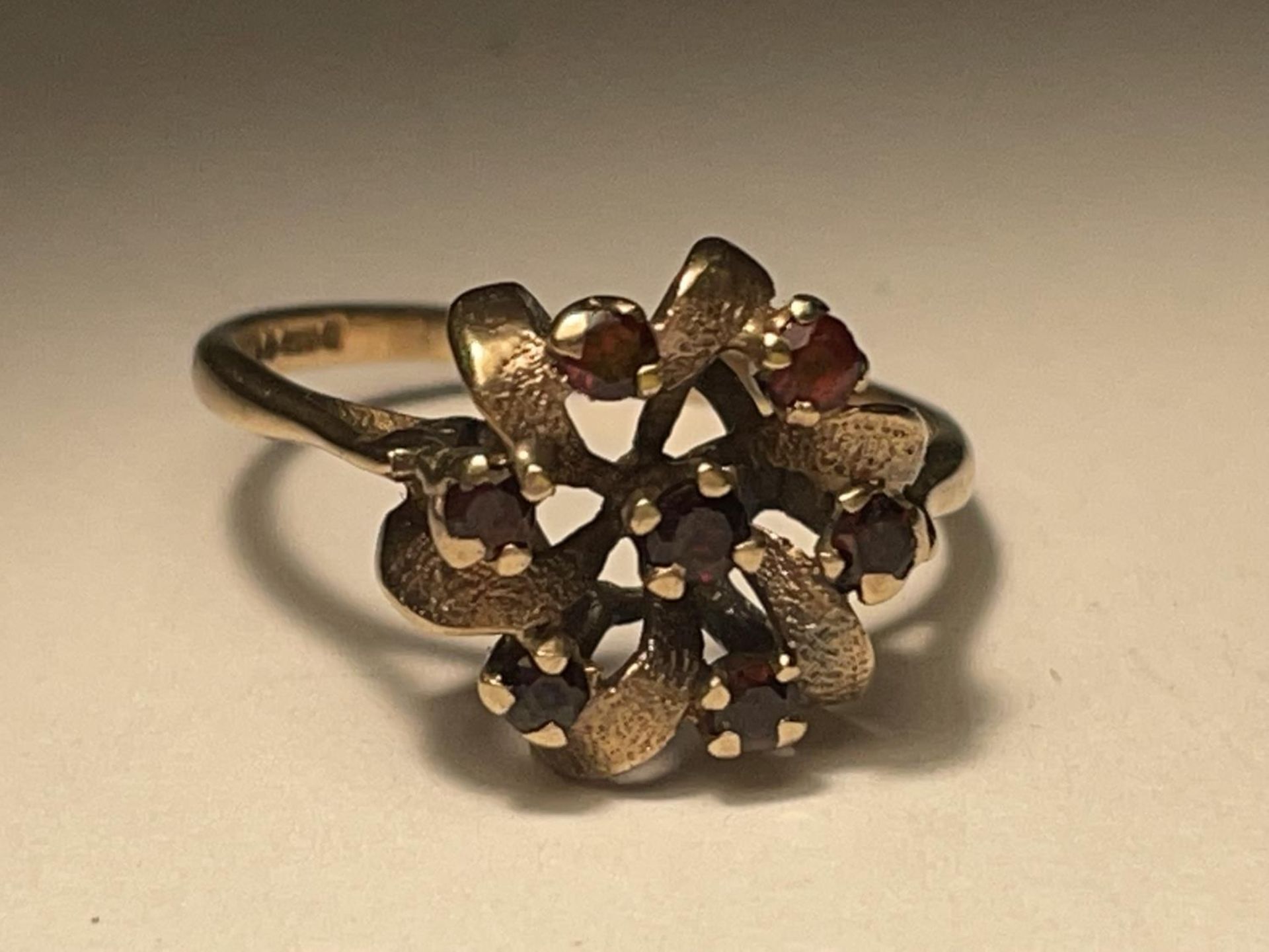 A 9 CARAT GOLD RING SET WITH SEVEN GARNETS SIZE O - Image 4 of 4