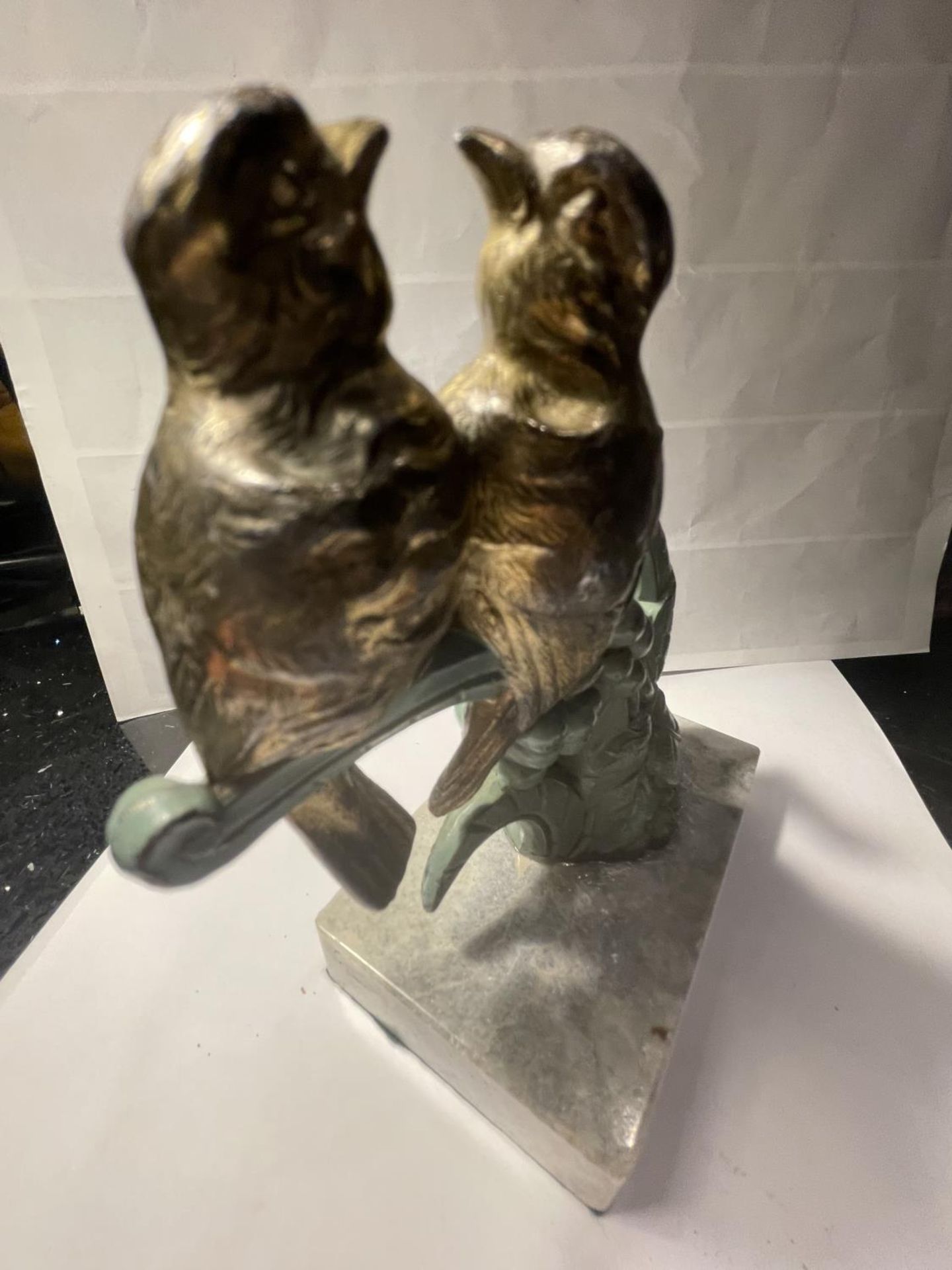 TWO BRONZED BIRDS ON A MARBLE BASE - Image 2 of 4