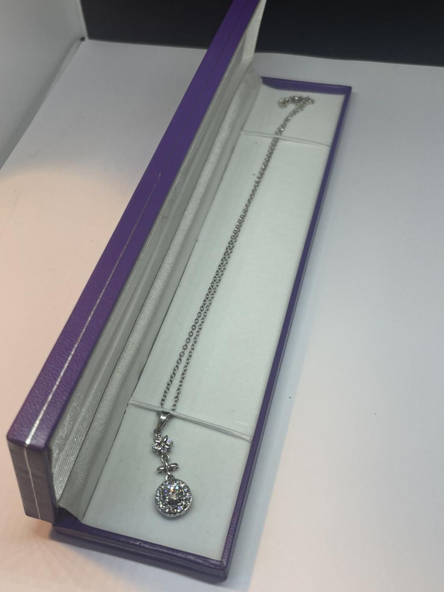 A MARKED SILVER NECKLACE WITH A CLEAR STONE PENDANT