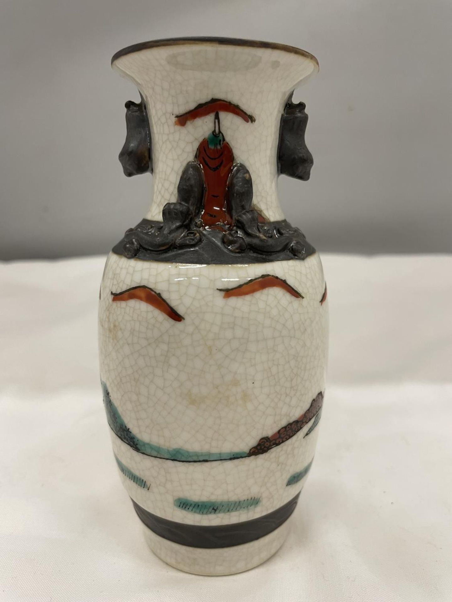 A CRACKLE GLAZE CHINESE VASE DEPICTING WARRIORS IN BATTLE - Image 3 of 6