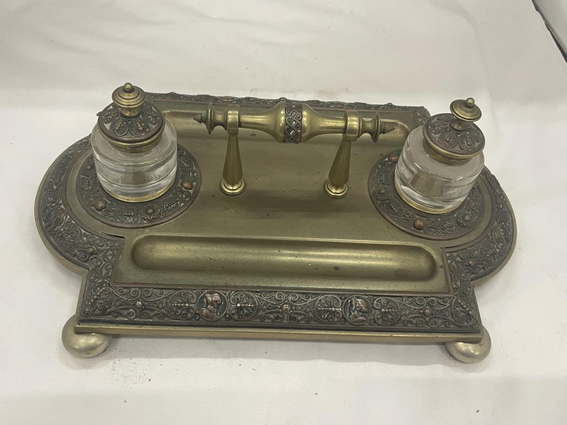 A VINTAGE BRASS DESK TIDY AND INKWELL SET