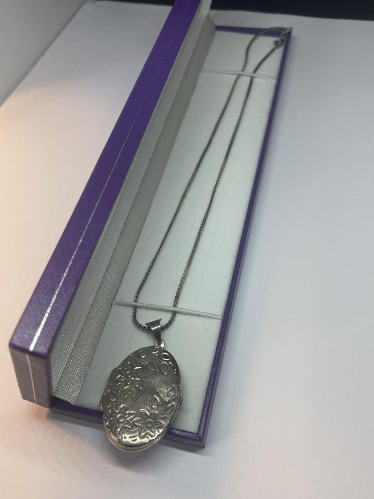A MARKED SILVER NECKLACE WITH A LOCKET PENDANT IN A PRESENTATION BOX