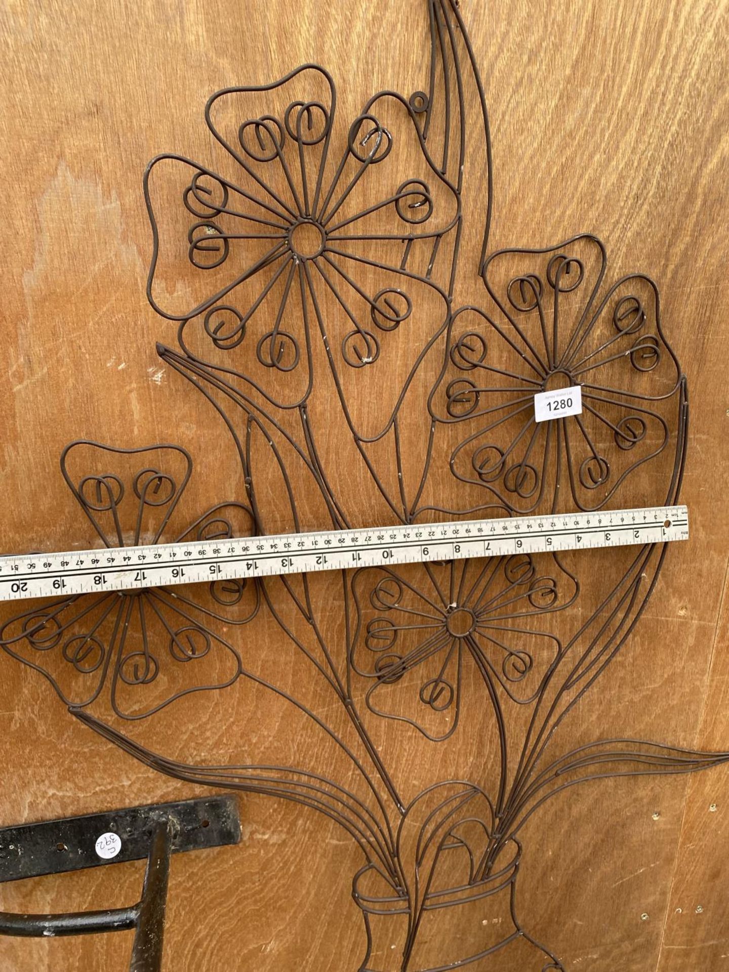 A BENT METAL WALL HANGING OF A VASE OF FLOWERS - Image 4 of 5