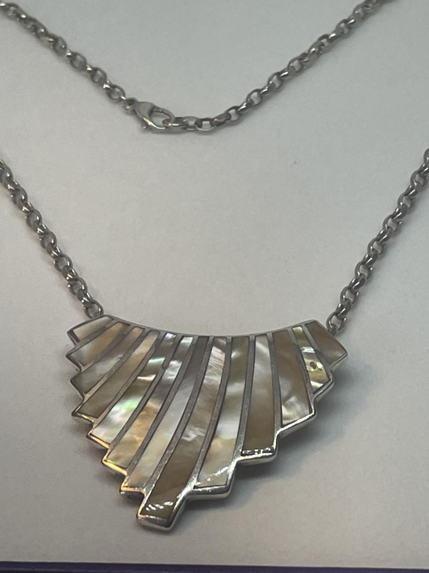 A MARKED SILVER DECO STYLE NECKLACE IN A PRESENTATION BOX - Image 3 of 4