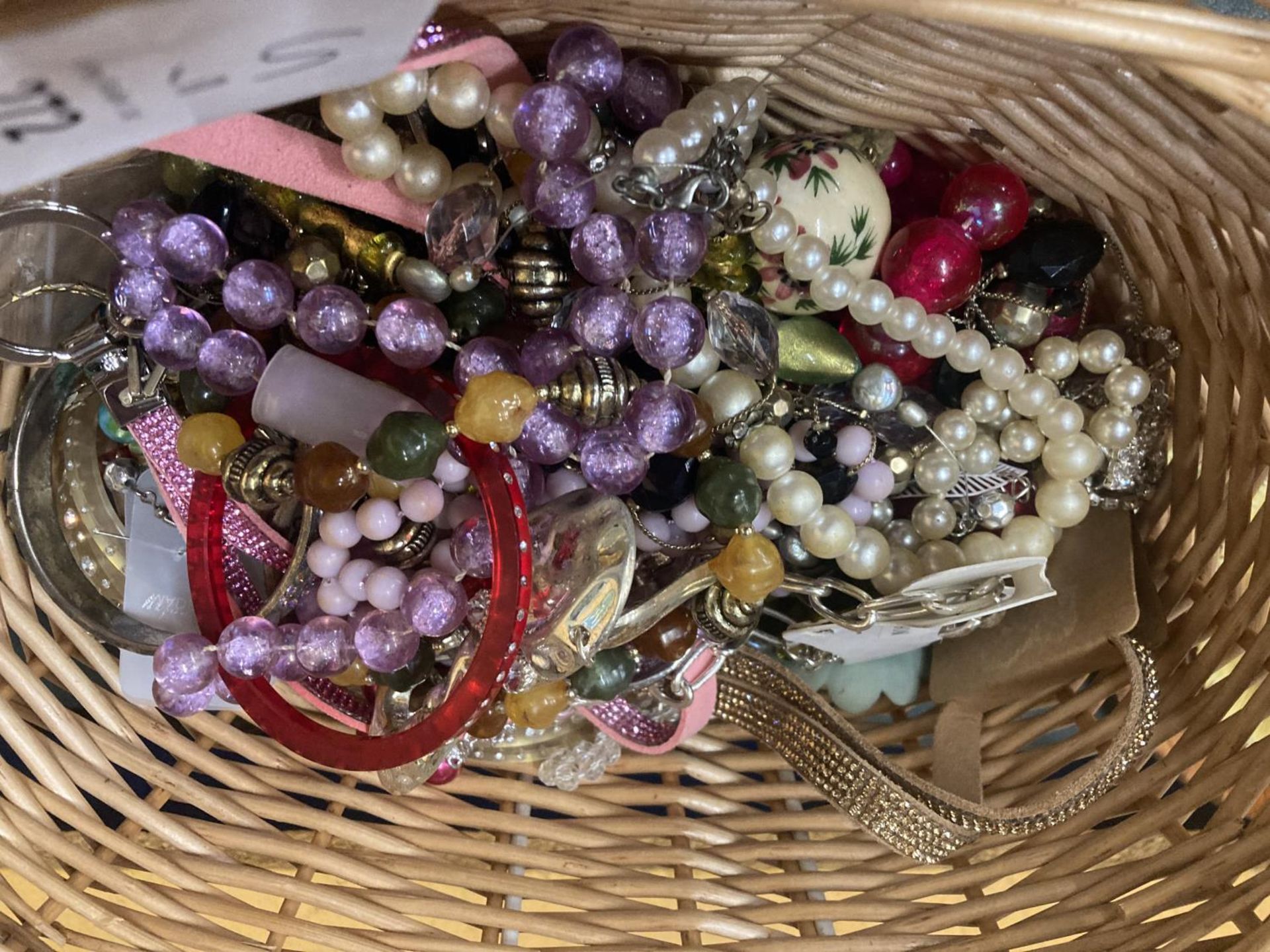 A QUANTITY OF COSTUME JEWELLERY TO INCLUDE BEADS, BANGLES, ETC - Image 2 of 3