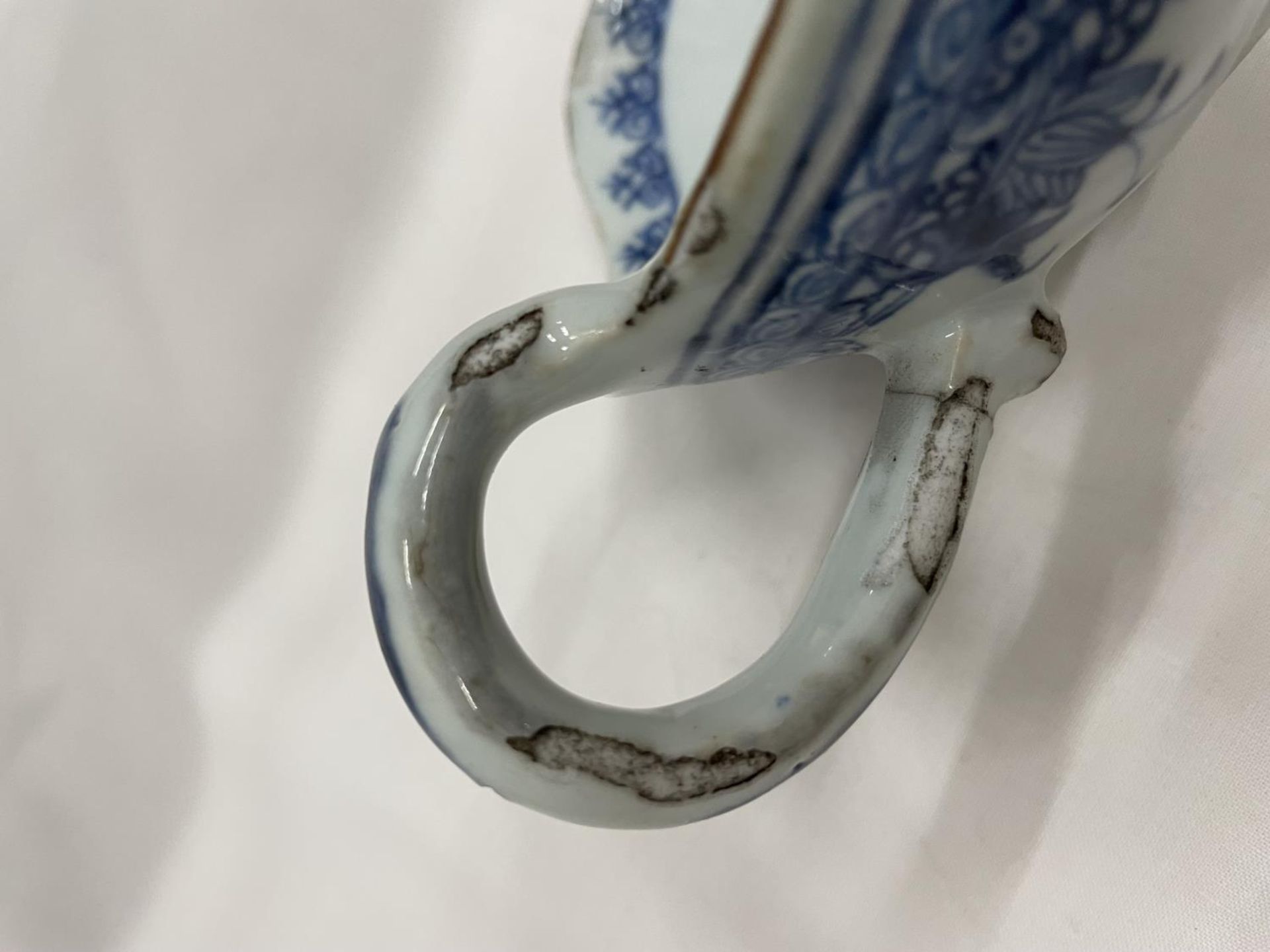 A BELIEVED TO BE LATE 18TH/EARLY 19TH CENTURY CHINESE QING DYNASTY/NANKIN BLUE AND WHITE SAUCE - Image 7 of 8