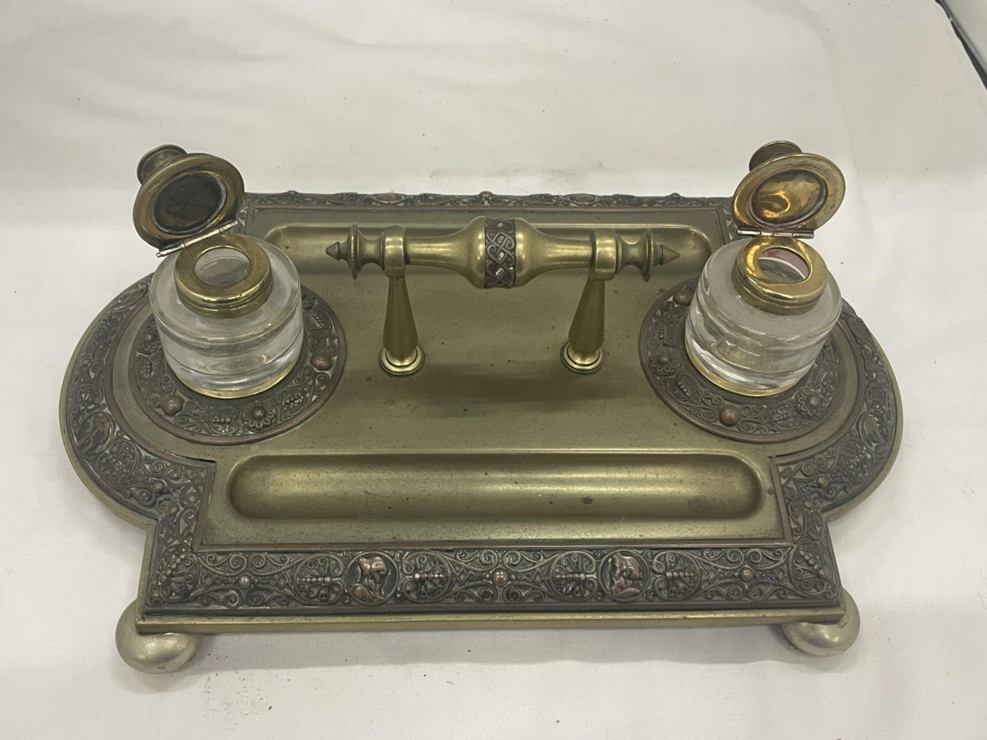 A VINTAGE BRASS DESK TIDY AND INKWELL SET - Image 2 of 5