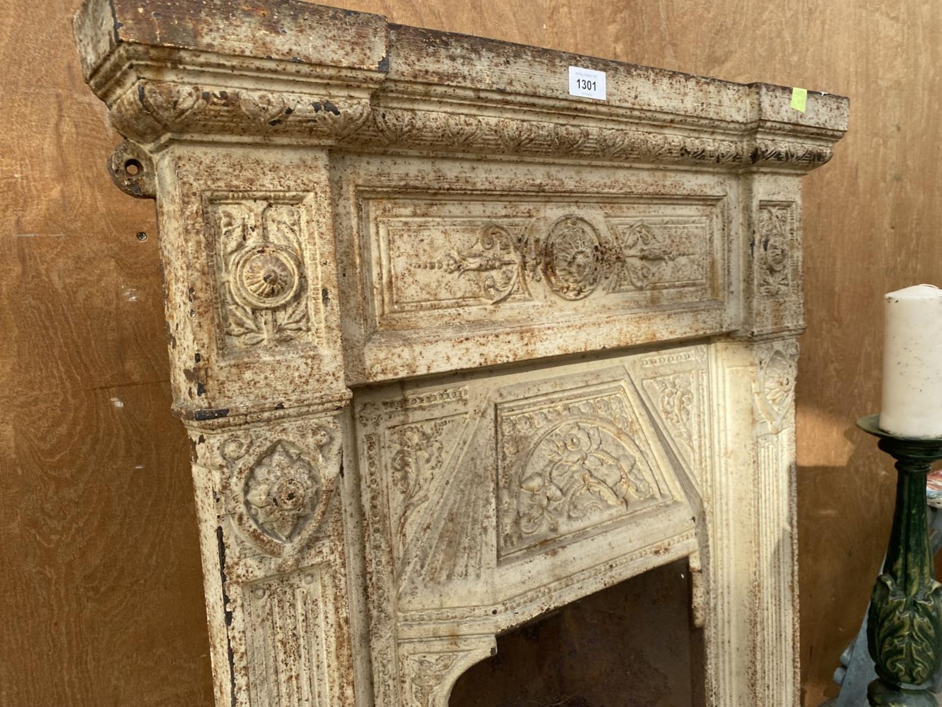 A VINTAGE CAST IRON FIRE PLACE WITH FIRE GRATE - Image 2 of 3