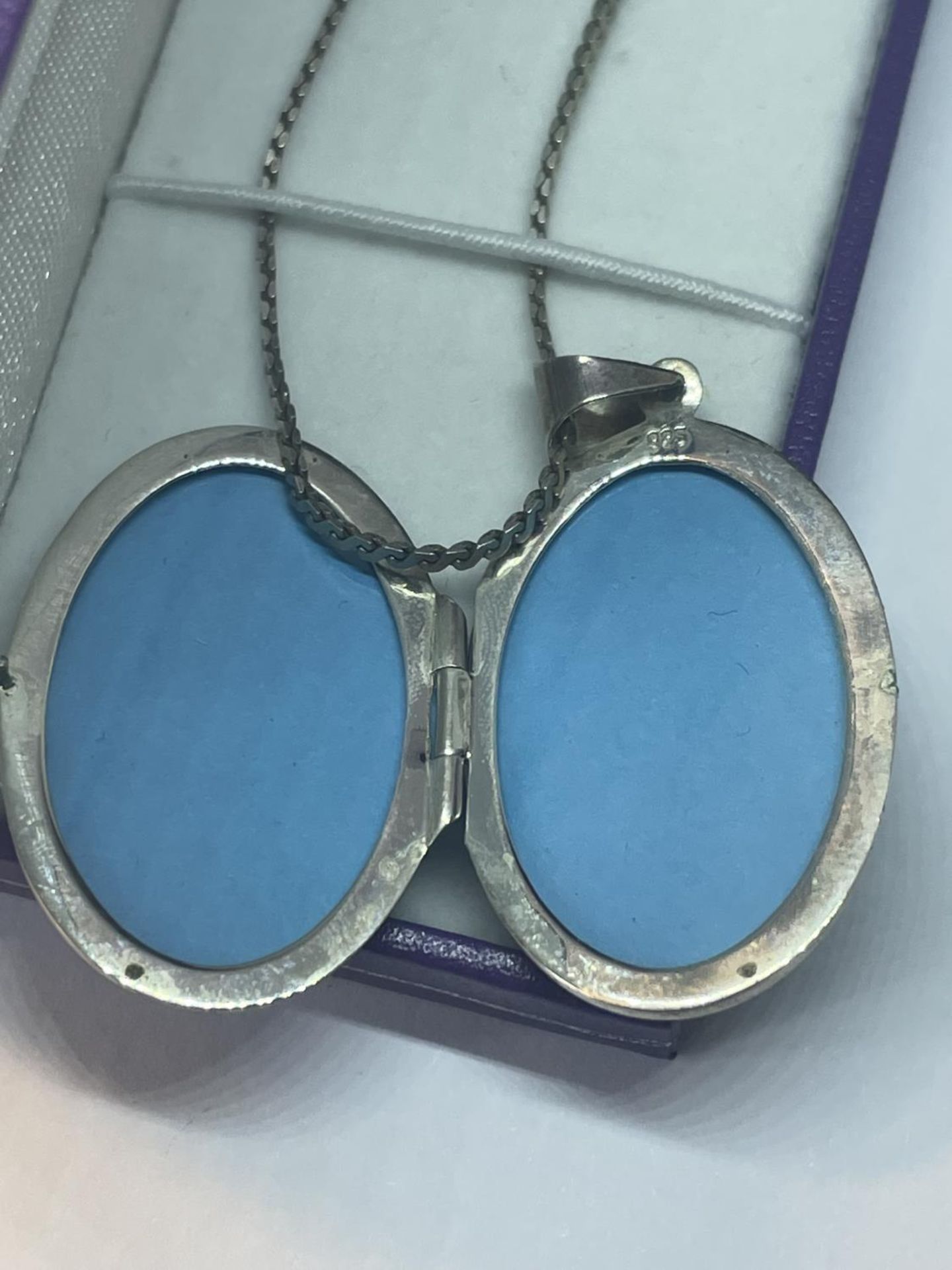 A MARKED SILVER NECKLACE WITH A LOCKET PENDANT IN A PRESENTATION BOX - Image 3 of 3