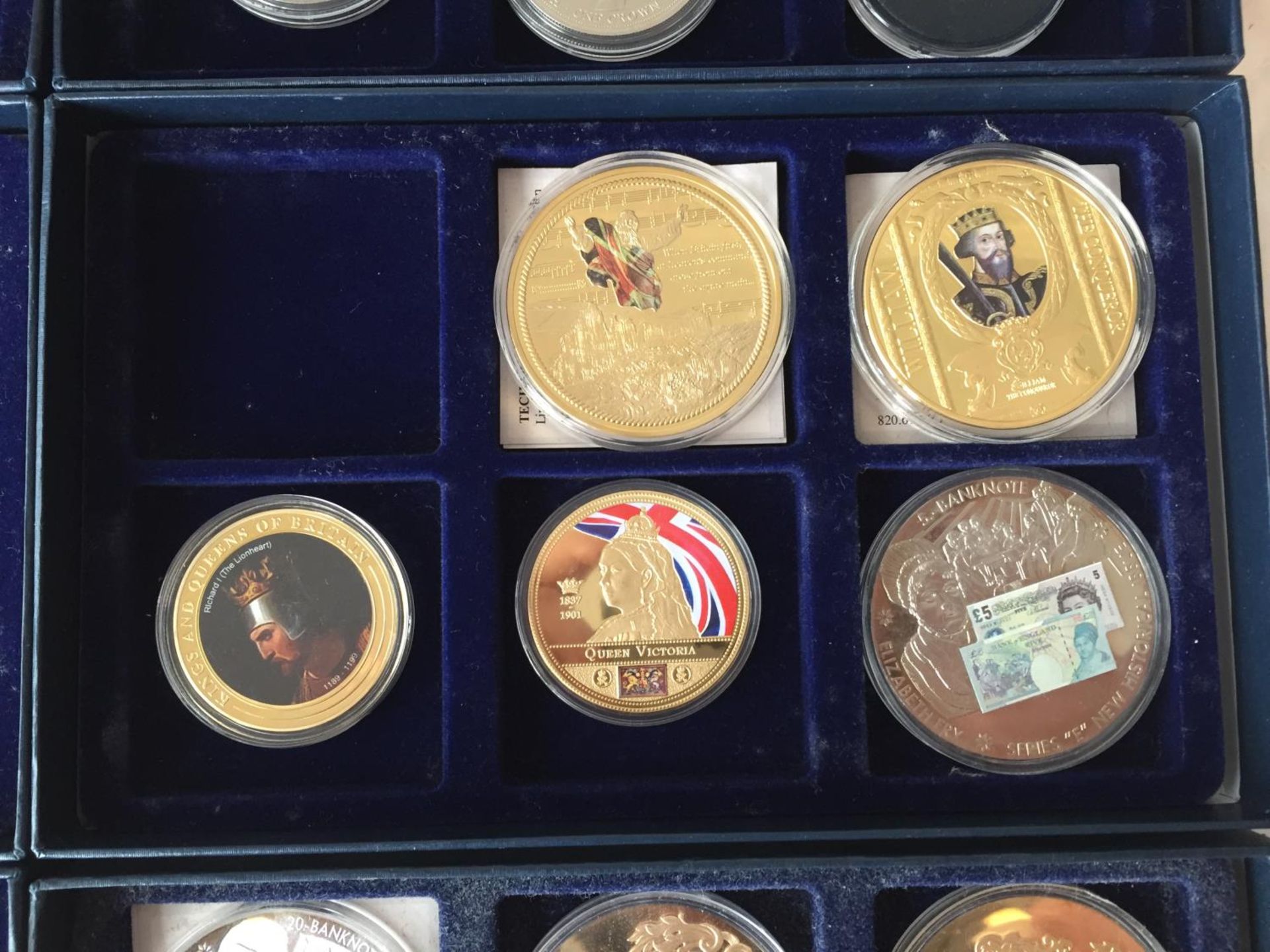 A COLLECTION OF COMMEMORATIVE COINS MOSTLY REPRESENTING VARIOUS MONARCHS ETC. IN CAPSULES, SOME - Image 6 of 7