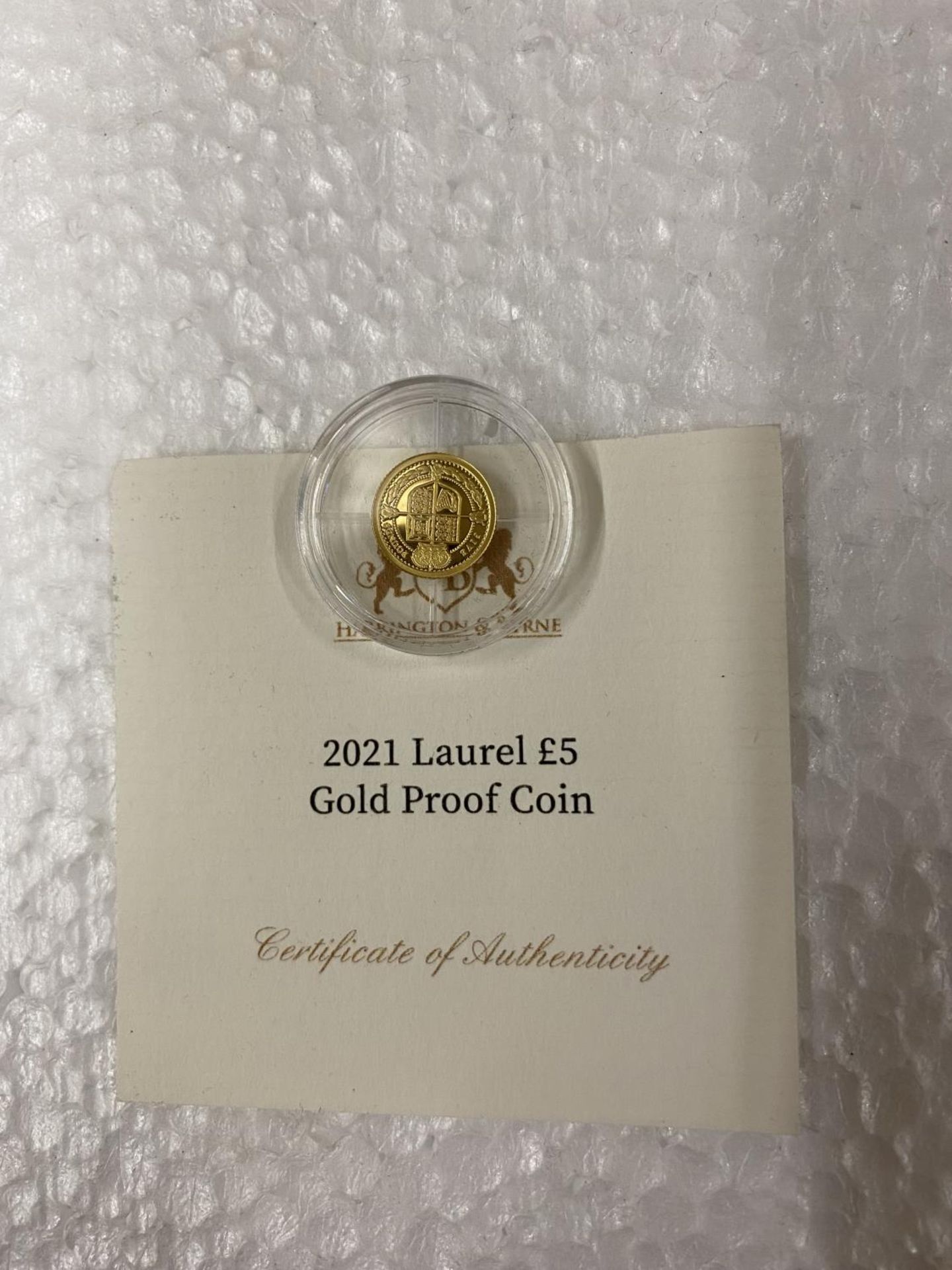 TDC “2021 LAUREL £5” A 24 CARAT GOLD PROOF COIN WITH COA. THE COIN WEIGHS 0.5 GRAMS - Image 2 of 3