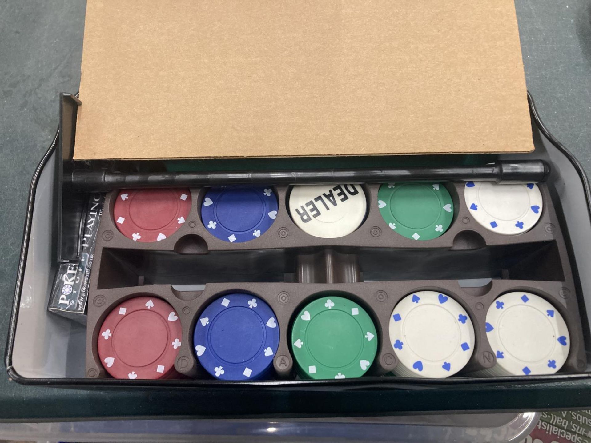 A PROFESSIONAL TEXAS HOLD 'EM POKER SET AS NEW IN TIN - Image 2 of 3