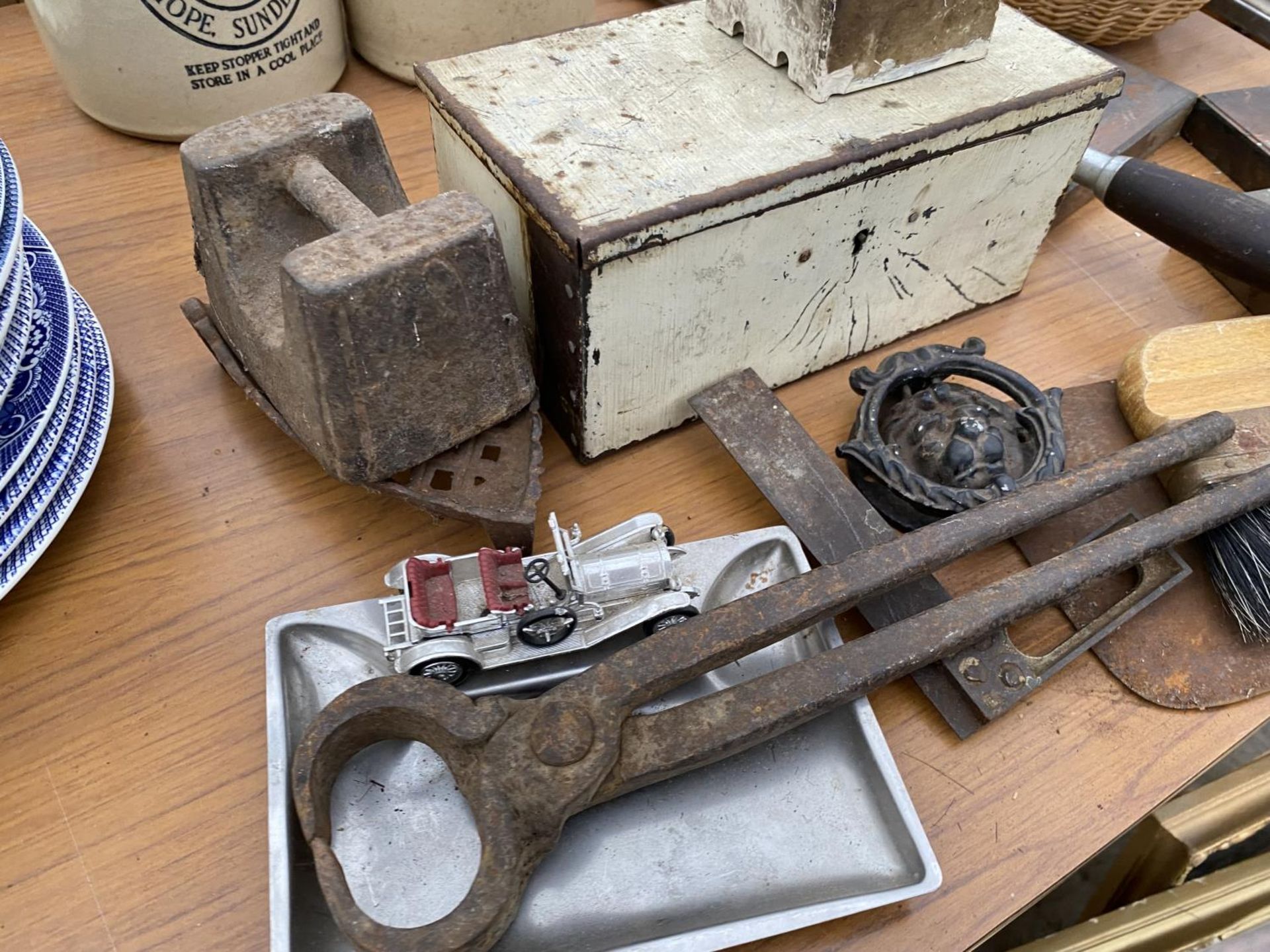 AN ASSORTMENT OF VINTAGE ITEMS TO INCLUDE TWO POCKET WATCHES, A DOOR KNOCKER AND A MEAT CLEAVER ETC - Image 4 of 4