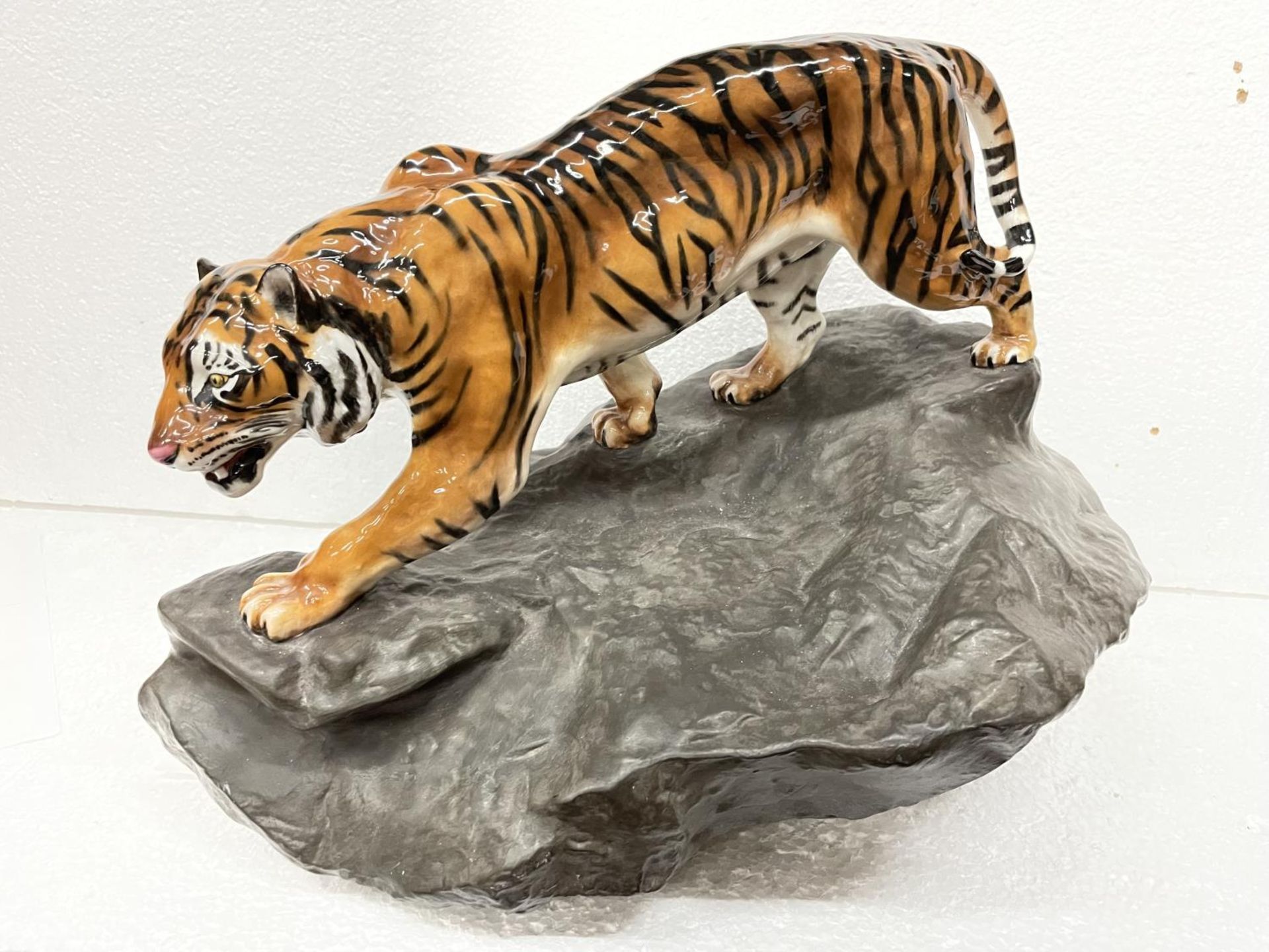 A RARE ROYAL DOULTON FIGURE TIGER ON THE ROCK HN 2639 FROM THE PRESTIGE CATS SERIES DESIGNED BY - Image 3 of 7