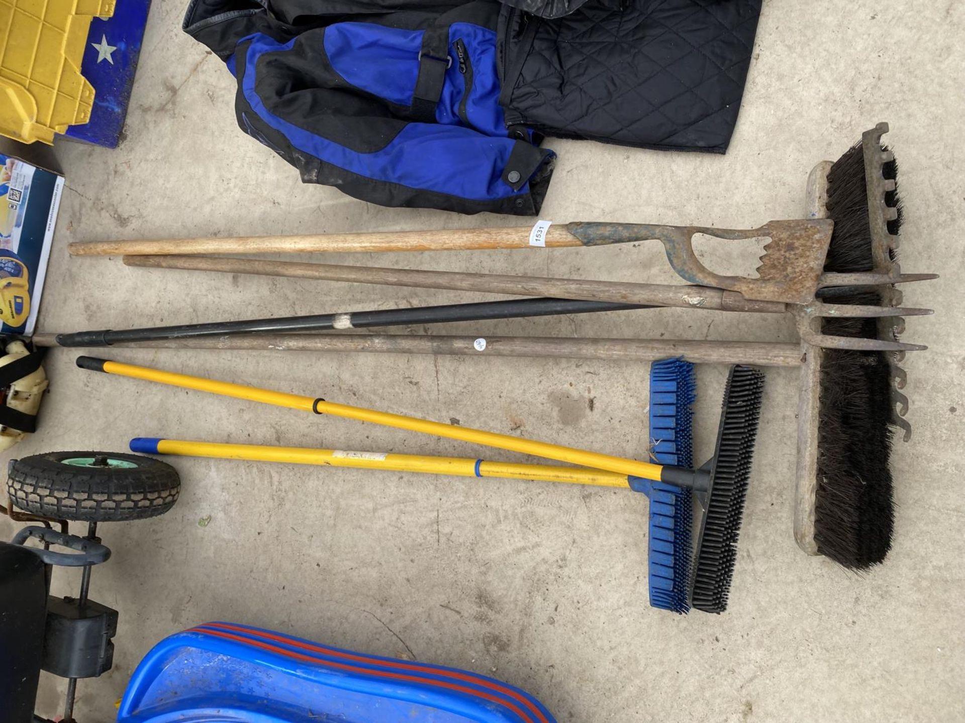 AN ASSORTMENT OF TOOLS TO INCLUDE BRUSHES, A RAKE AND A HOE ETC