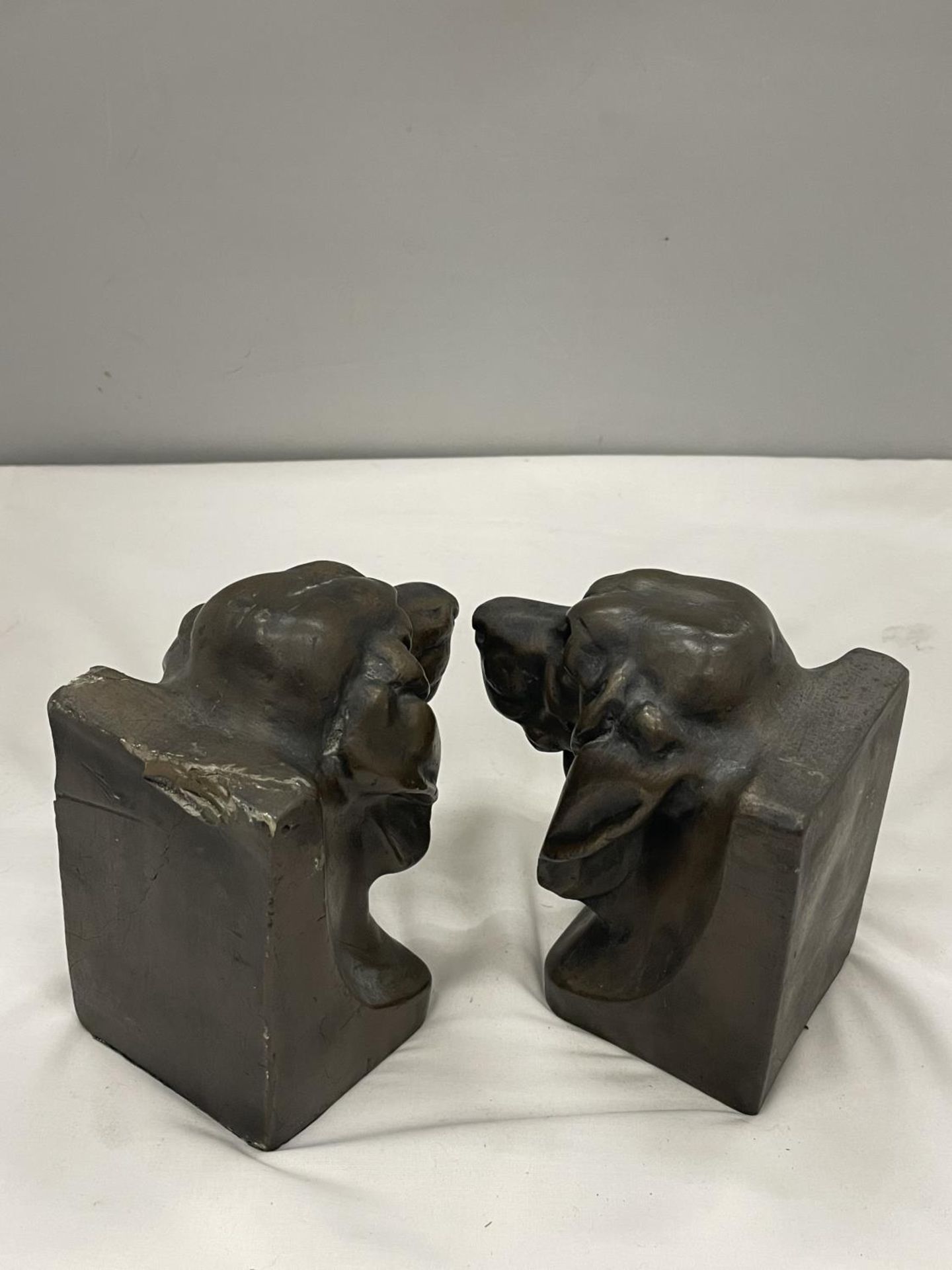 A PAIR OF DOGS HEAD BOOK ENDS - Image 3 of 3