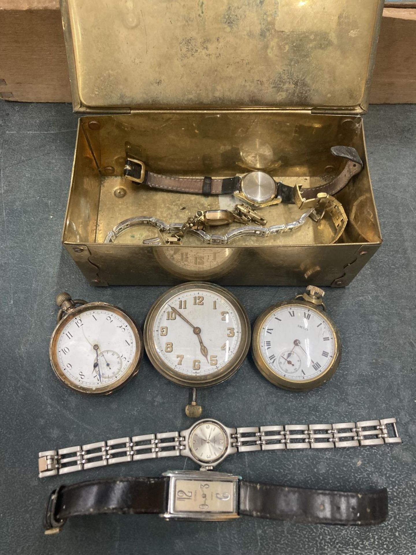 A QUANTITY OF POCKET WATCHES AND WRISTWATCHES IN A VINTAGE BRASS BOX - Image 2 of 3