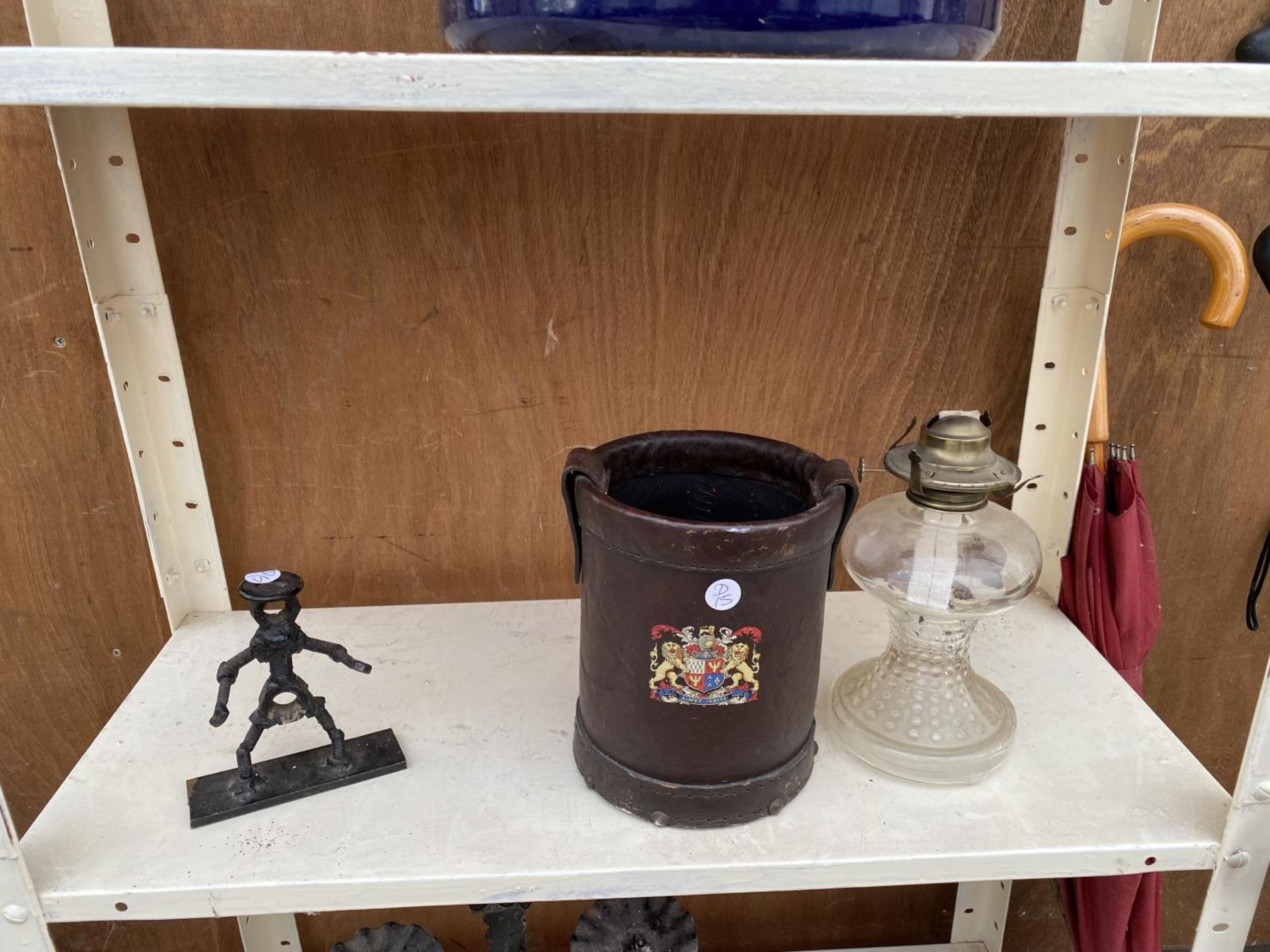 A FOUR TIER METAL SHELVING UNIT WITH CONTENTS TO INCLUDE A COOKING POT, HORSE SHOES AND AN OIL - Image 3 of 5