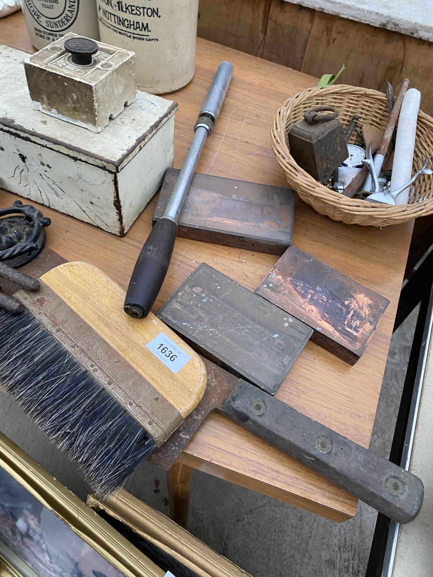 AN ASSORTMENT OF VINTAGE ITEMS TO INCLUDE TWO POCKET WATCHES, A DOOR KNOCKER AND A MEAT CLEAVER ETC - Image 3 of 4