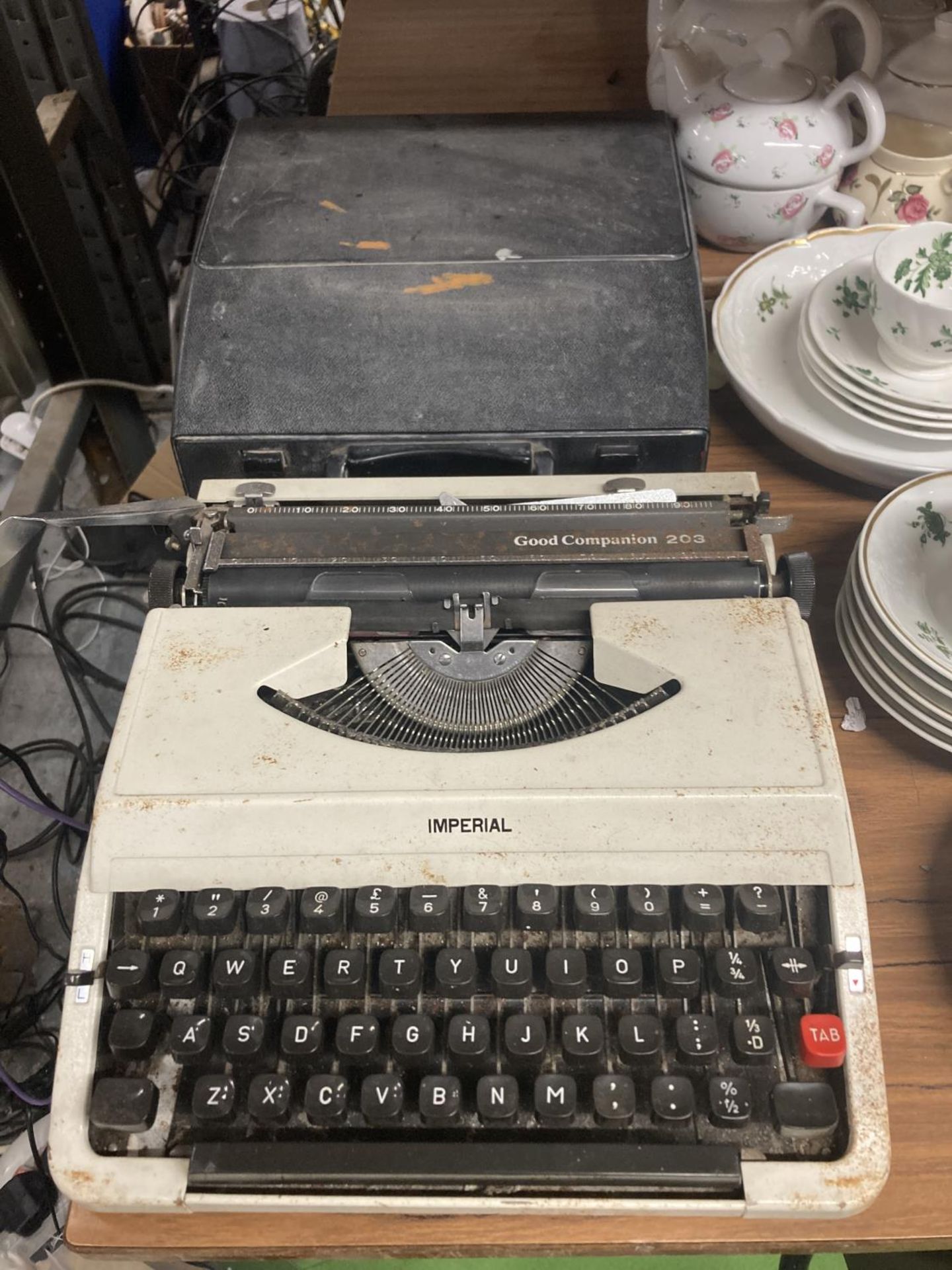 A VINTAGE IMPERIAL 'GOOD COMPANION' 203 TYPEWRITER