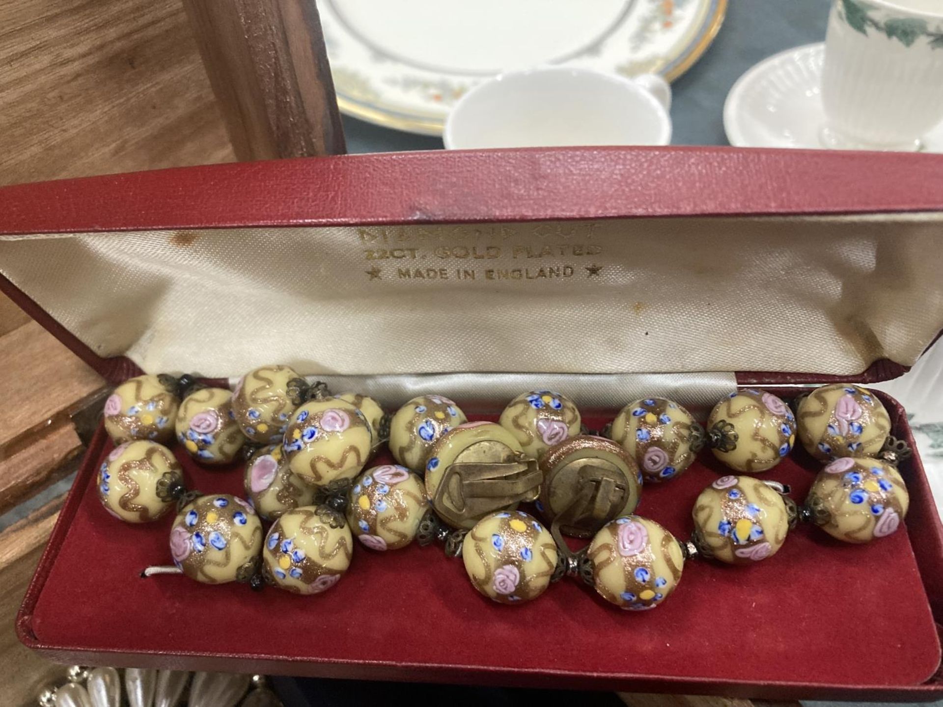 A WOODEN CARVED BOX CONTAINING A QUANTITY OF COSTUME JEWELLERY TO INCLUDE BOXED PEARL NECKLACE, - Image 2 of 6