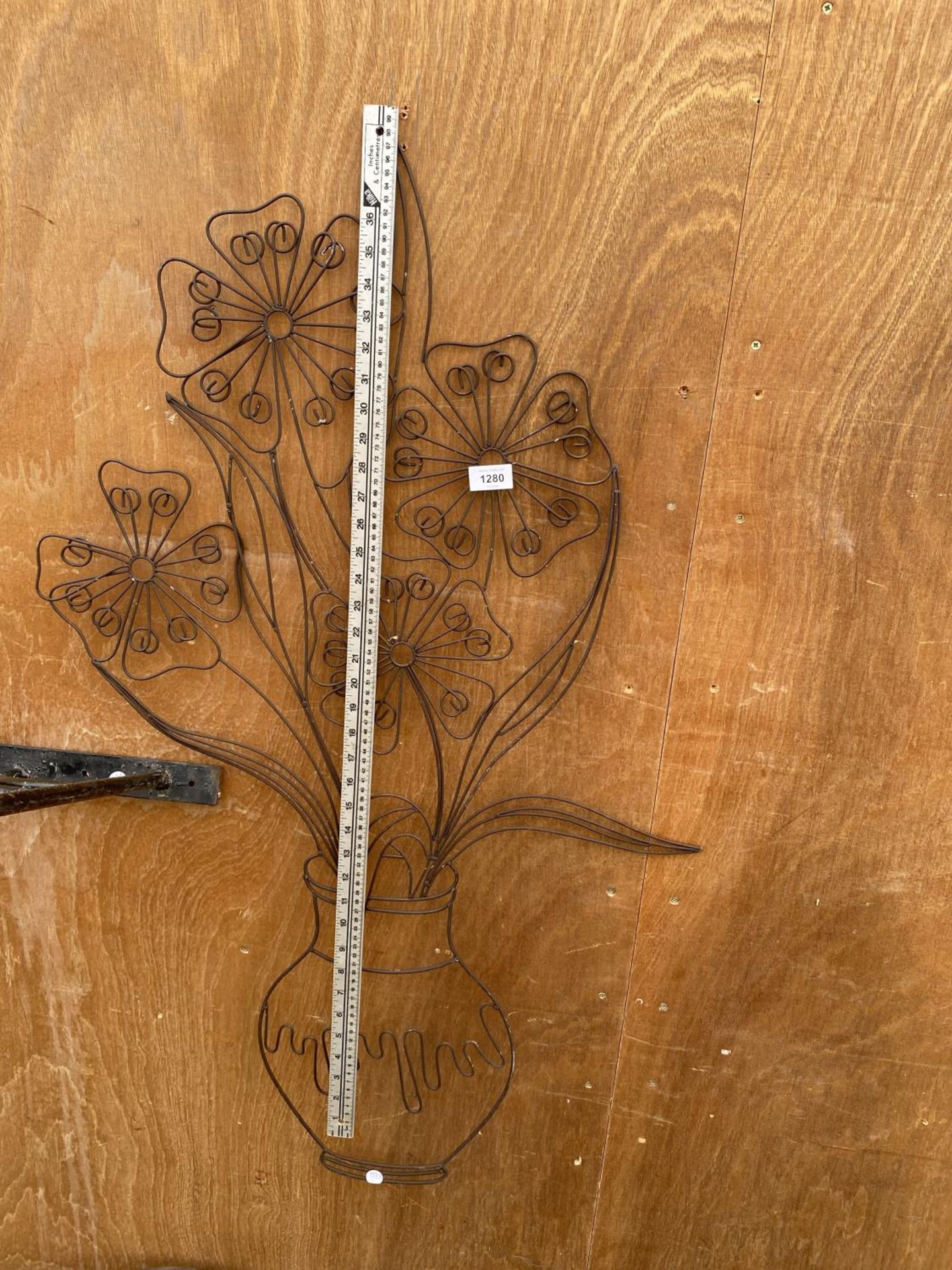 A BENT METAL WALL HANGING OF A VASE OF FLOWERS - Image 5 of 5