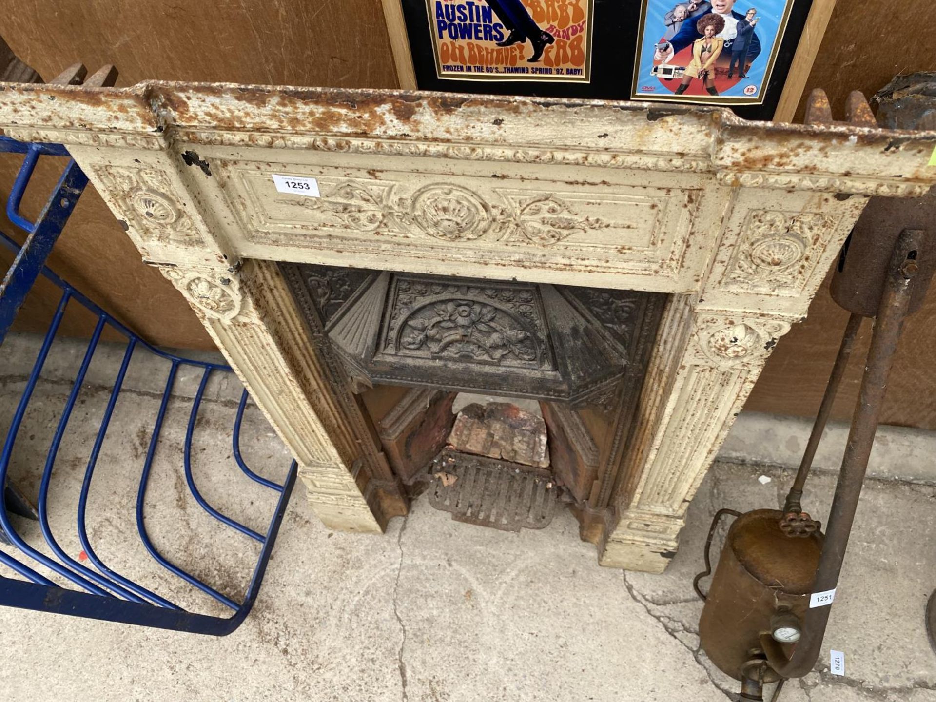 A VINTAGE CAST IRON FIRE PLACE WITH GRATE - Image 2 of 5