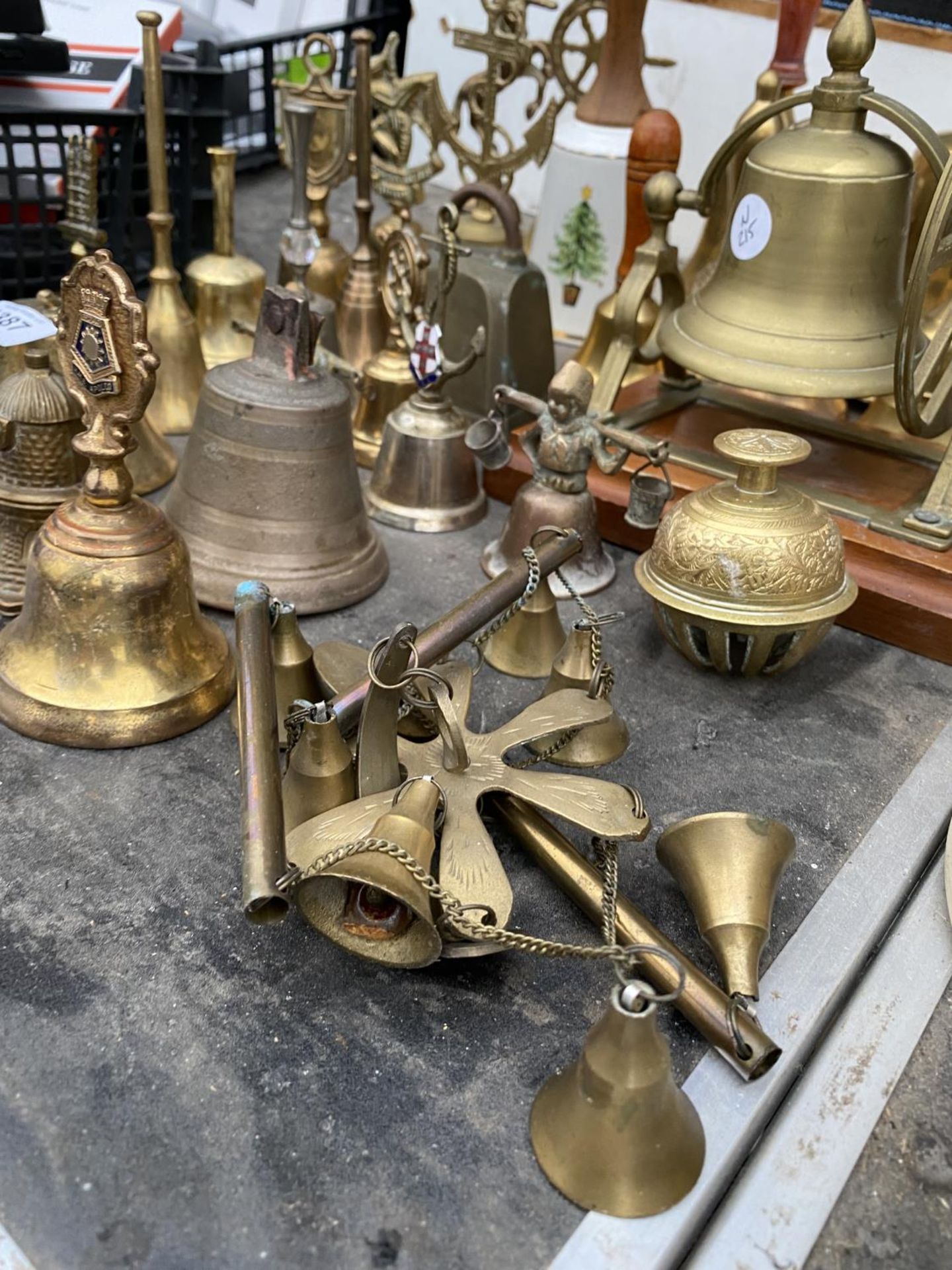 A LARGE QUANTITY OF BRASS HAND BELLS TO INCLUDE A BRASS SHIPS BELL WITH WOODEN PLINTH AND PULLEY - Image 4 of 5