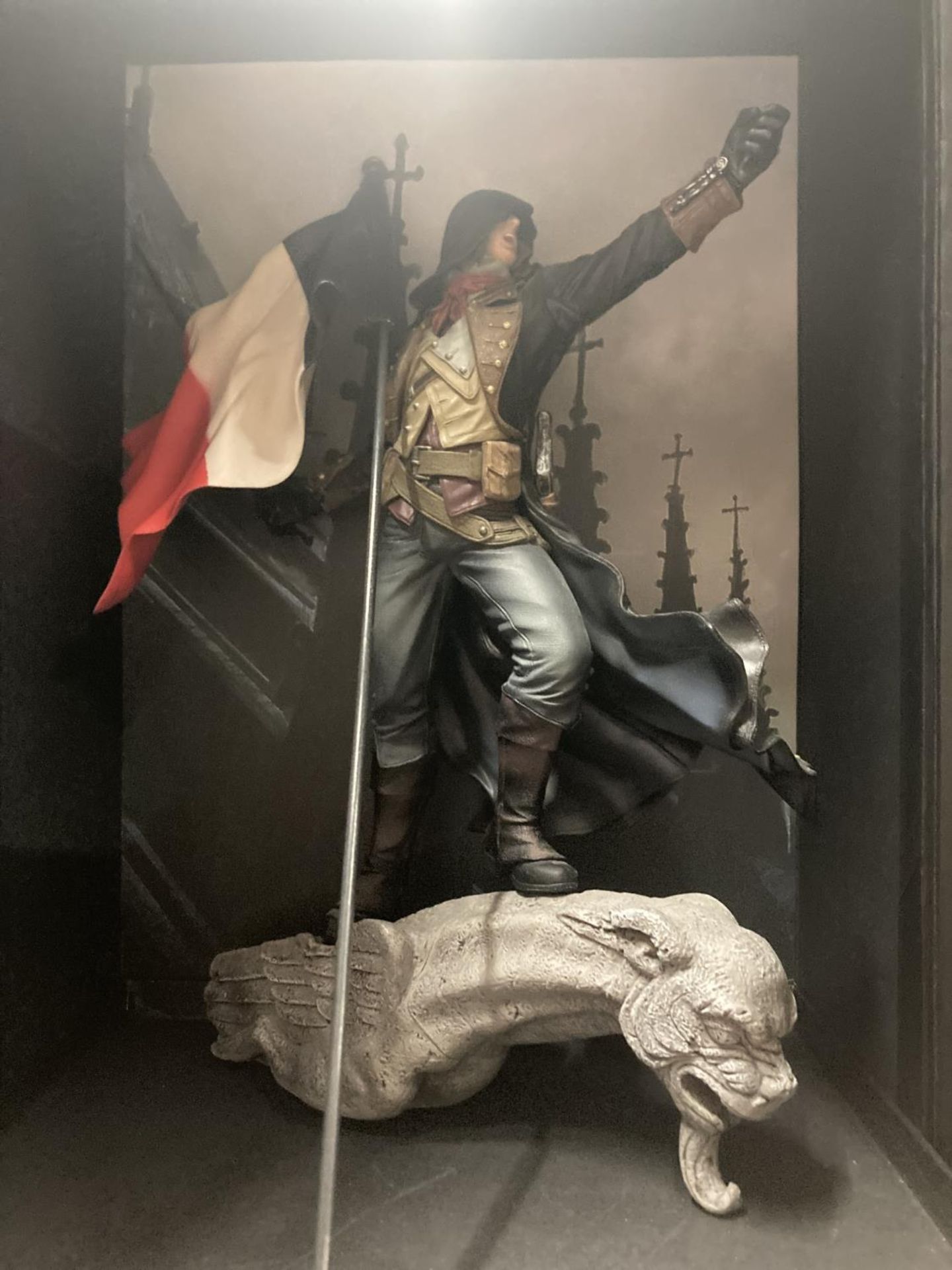 AN ASSASSIN'S CREED UNITY, NOTRE DAME EDITION STATUE WITH BOOK AND SOUNDTRACK - BOXED - Image 2 of 4