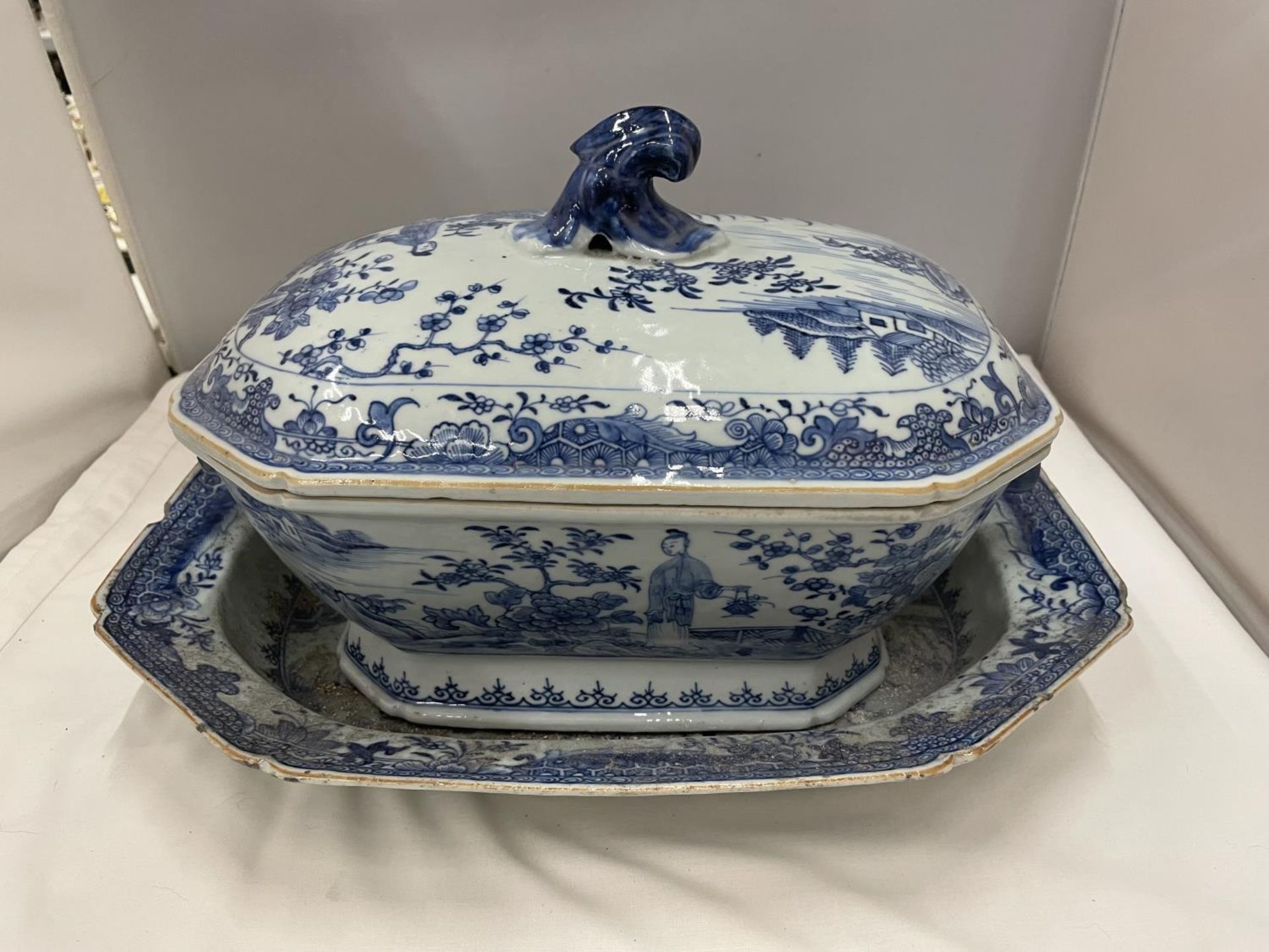 A BELIEVED TO BE LATE 18TH/EARLY 19TH CENTURY CHINESE QING DYNASTY/NANKIN BLUE AND WHITE LARGE