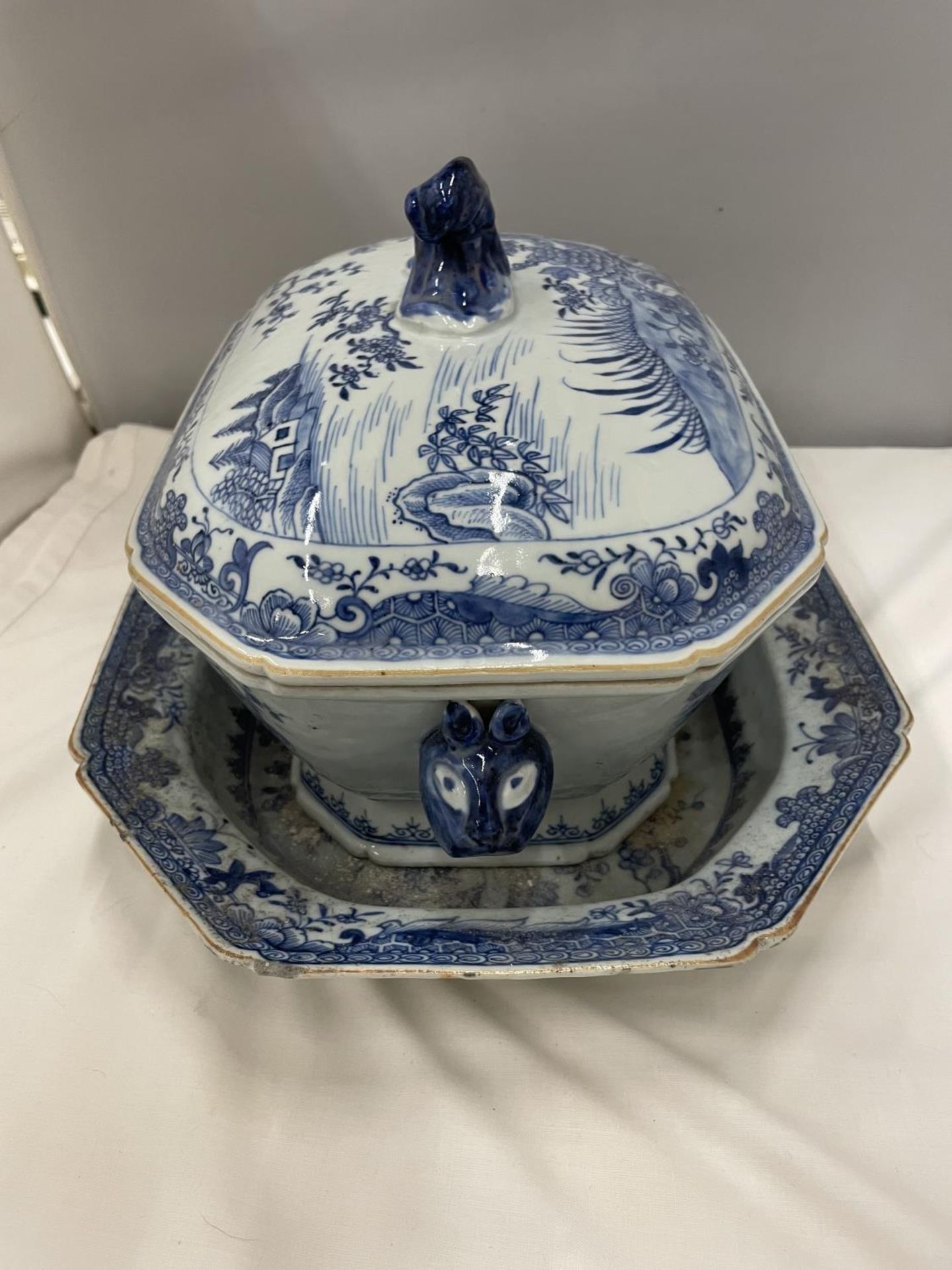 A BELIEVED TO BE LATE 18TH/EARLY 19TH CENTURY CHINESE QING DYNASTY/NANKIN BLUE AND WHITE LARGE - Image 3 of 9