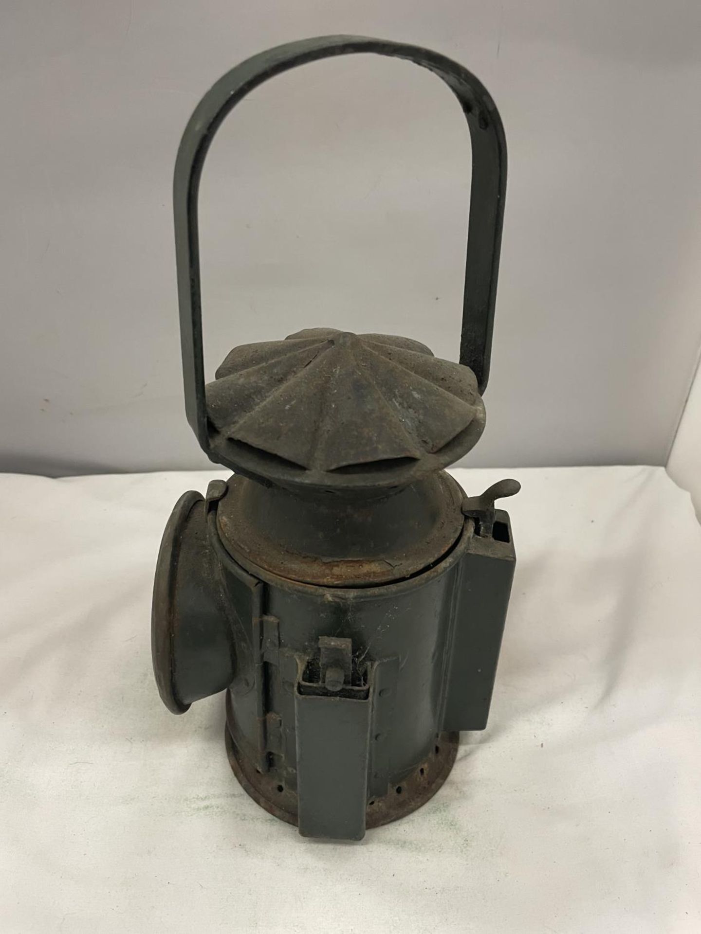 A VINTAGE RAILWAYS SIGNAL LAMP - Image 2 of 4