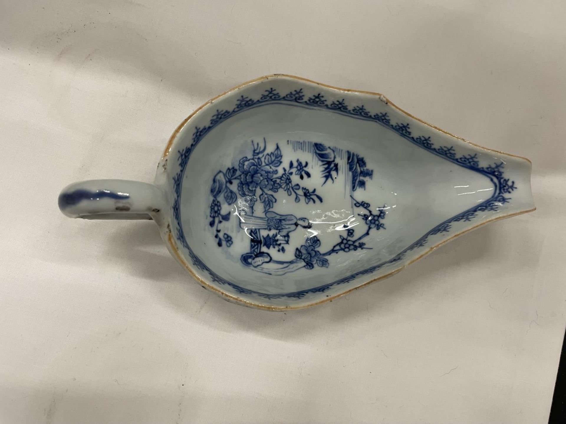 A BELIEVED TO BE LATE 18TH/EARLY 19TH CENTURY CHINESE QING DYNASTY/NANKIN BLUE AND WHITE SAUCE - Image 5 of 8