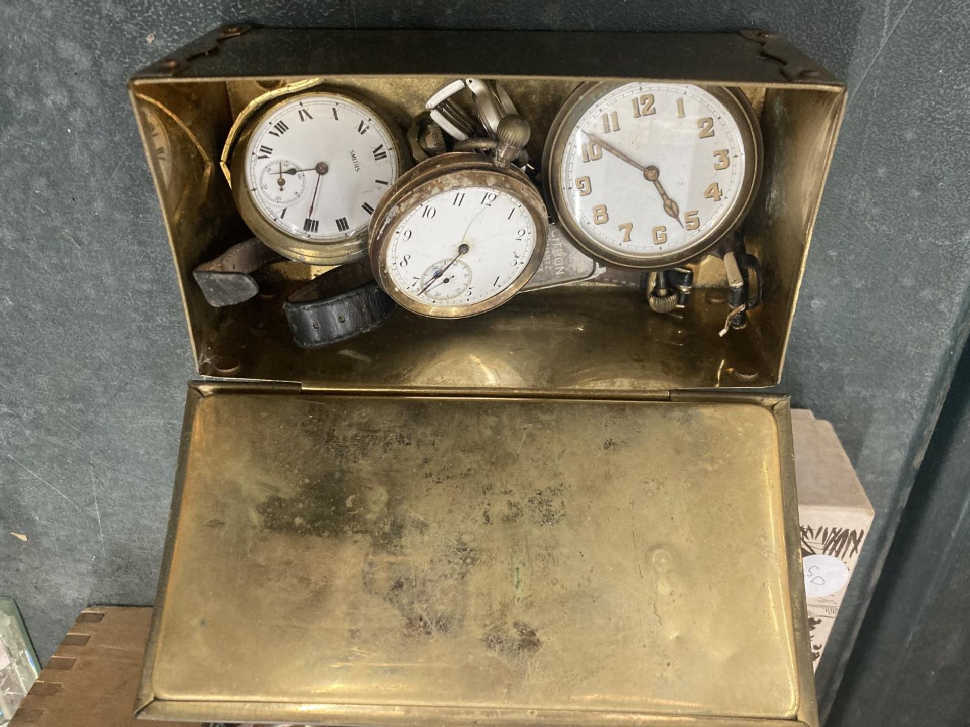 A QUANTITY OF POCKET WATCHES AND WRISTWATCHES IN A VINTAGE BRASS BOX