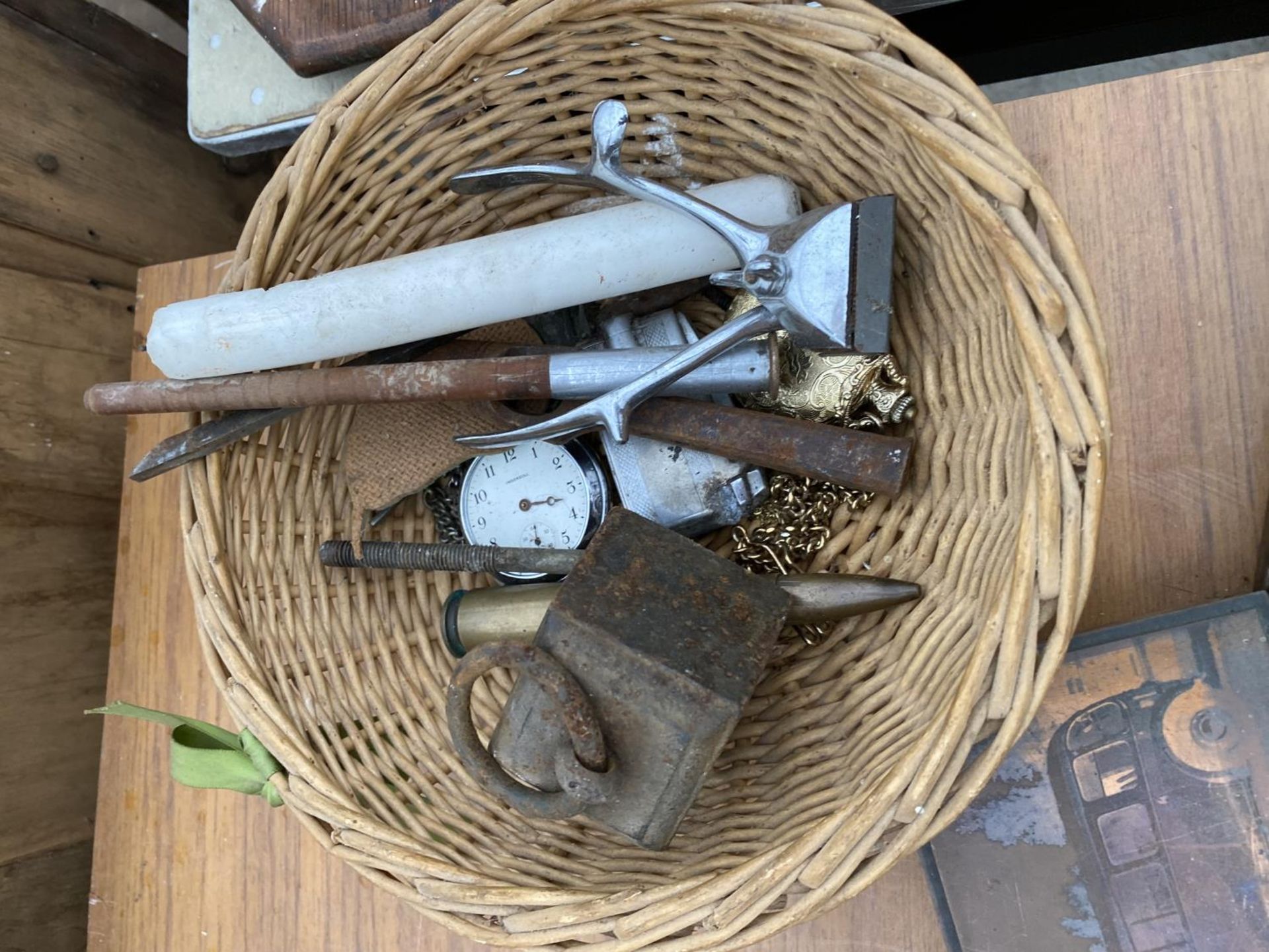 AN ASSORTMENT OF VINTAGE ITEMS TO INCLUDE TWO POCKET WATCHES, A DOOR KNOCKER AND A MEAT CLEAVER ETC - Image 2 of 4