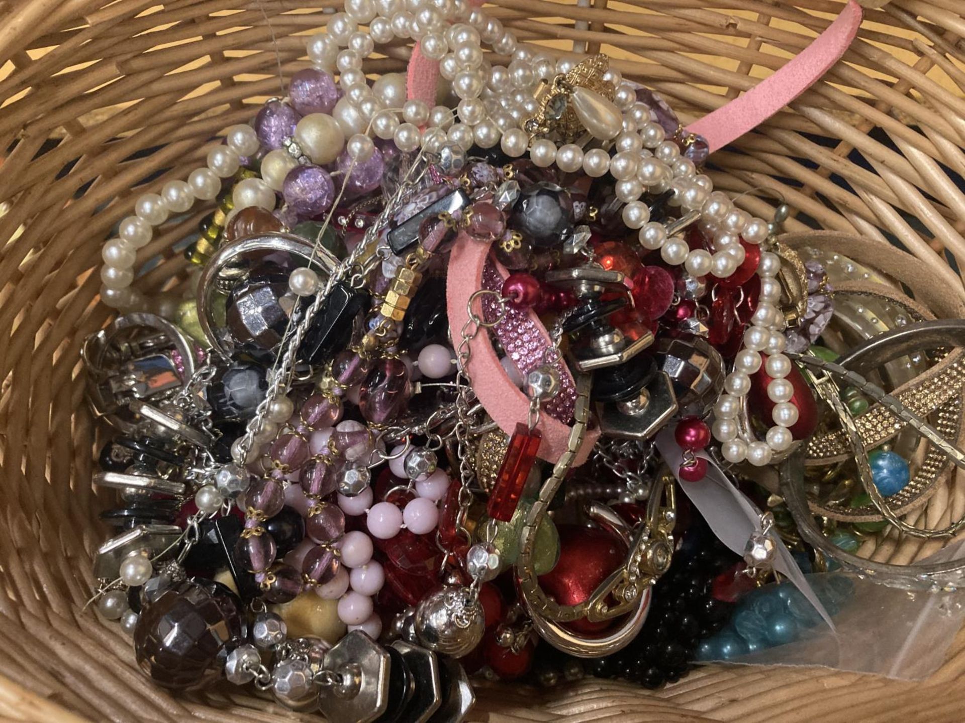 A QUANTITY OF COSTUME JEWELLERY TO INCLUDE BEADS, BANGLES, ETC - Image 3 of 3