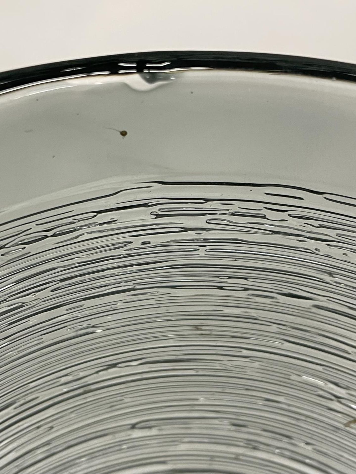 A SPUN GLASS VASE POSSIBLY BY BENGT EDENFELDT 15CM HIGH - Image 5 of 5
