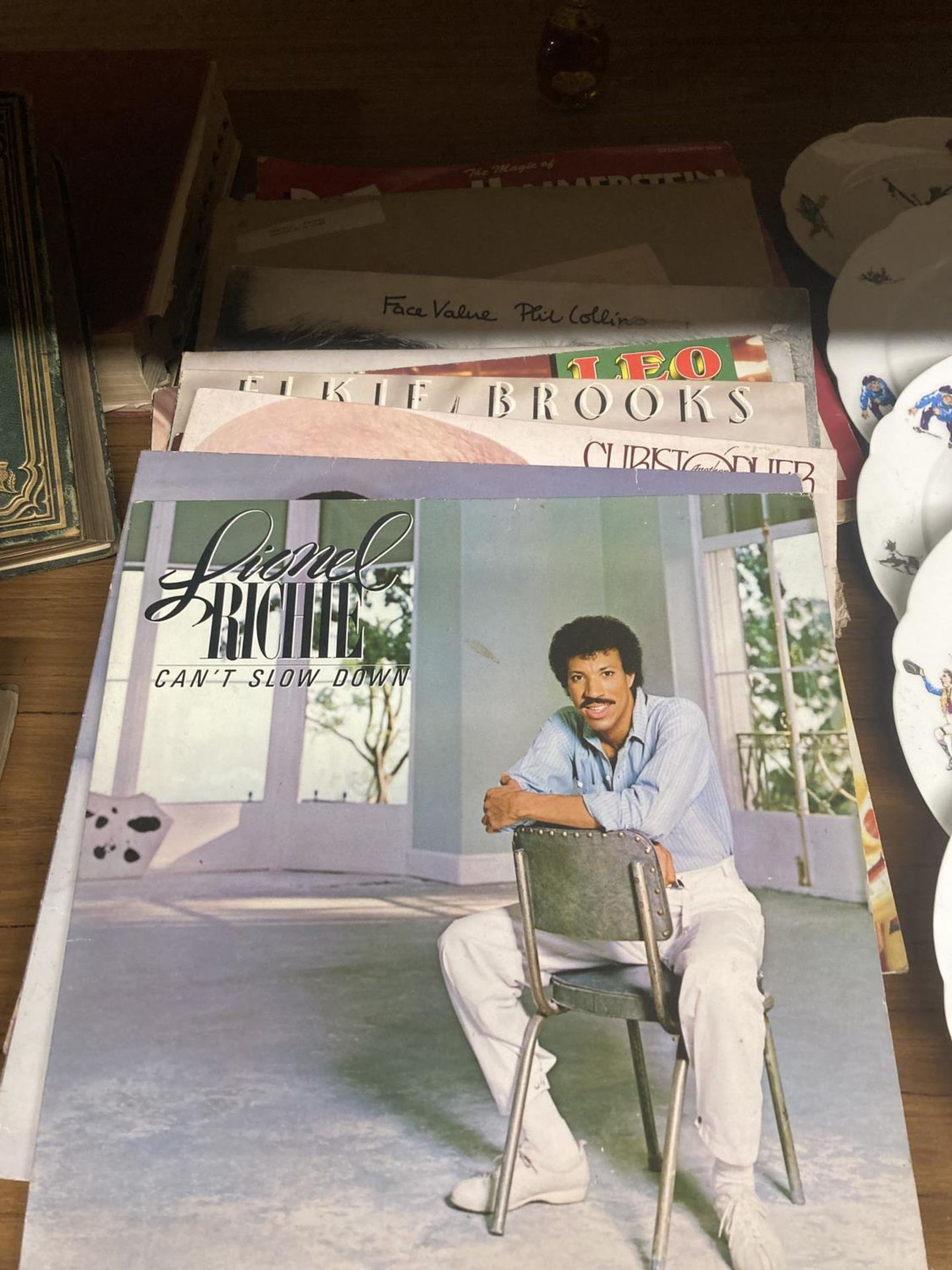 A QUANTITY OF 33RPM LP RECORDS TO INCLUDE ELKIE BROOKS, GEORGE BENSON, LIONEL RICHIE, LEO SAYER,