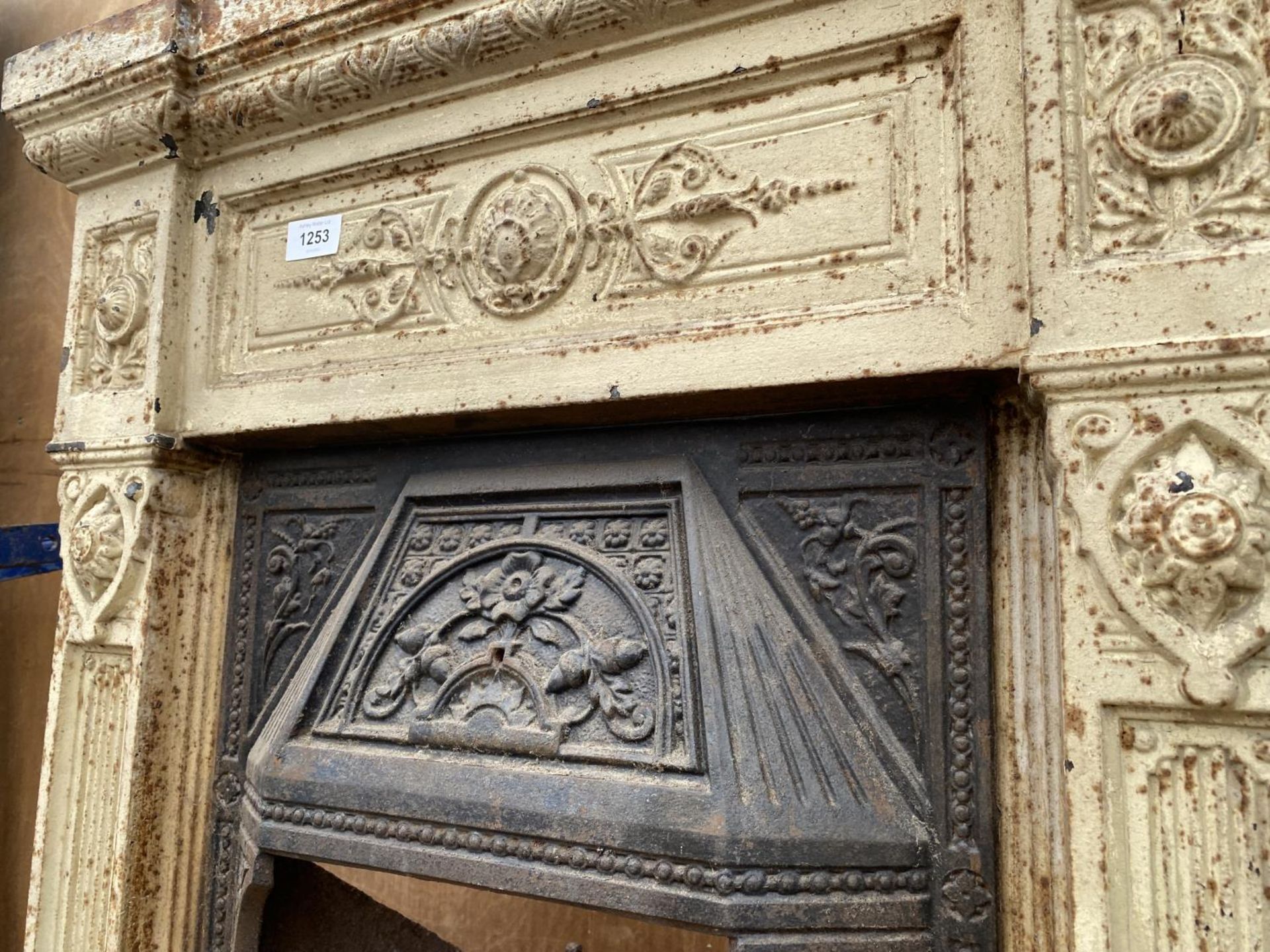 A VINTAGE CAST IRON FIRE PLACE WITH GRATE - Image 4 of 5