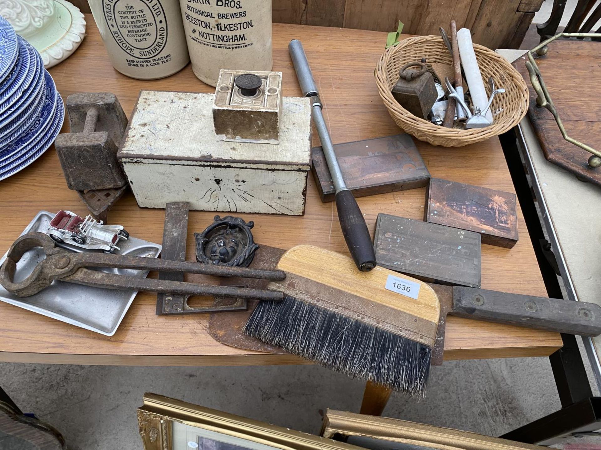 AN ASSORTMENT OF VINTAGE ITEMS TO INCLUDE TWO POCKET WATCHES, A DOOR KNOCKER AND A MEAT CLEAVER ETC