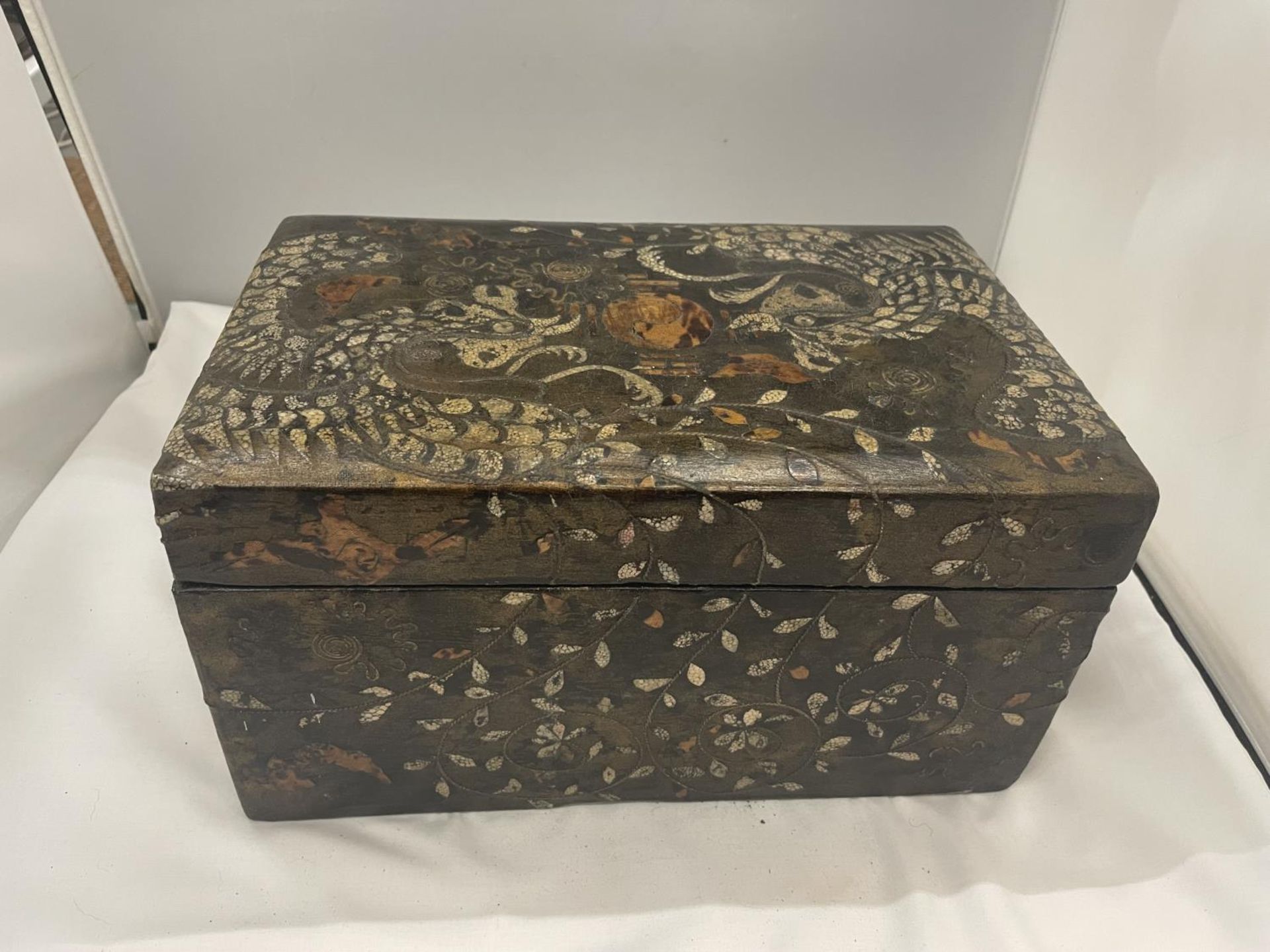 AN ORIENTAL LAQUERED BOX WITH THE ROOSTER DESIGN