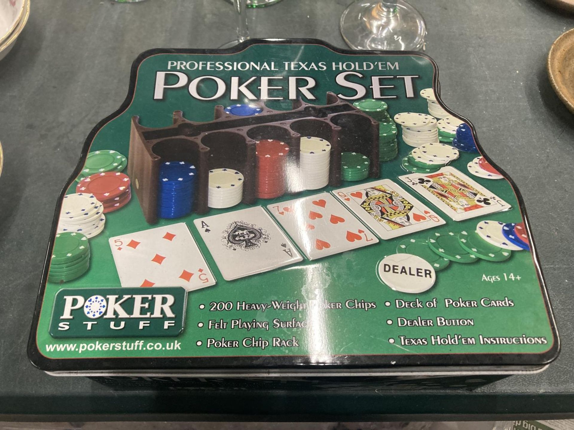 A PROFESSIONAL TEXAS HOLD 'EM POKER SET AS NEW IN TIN