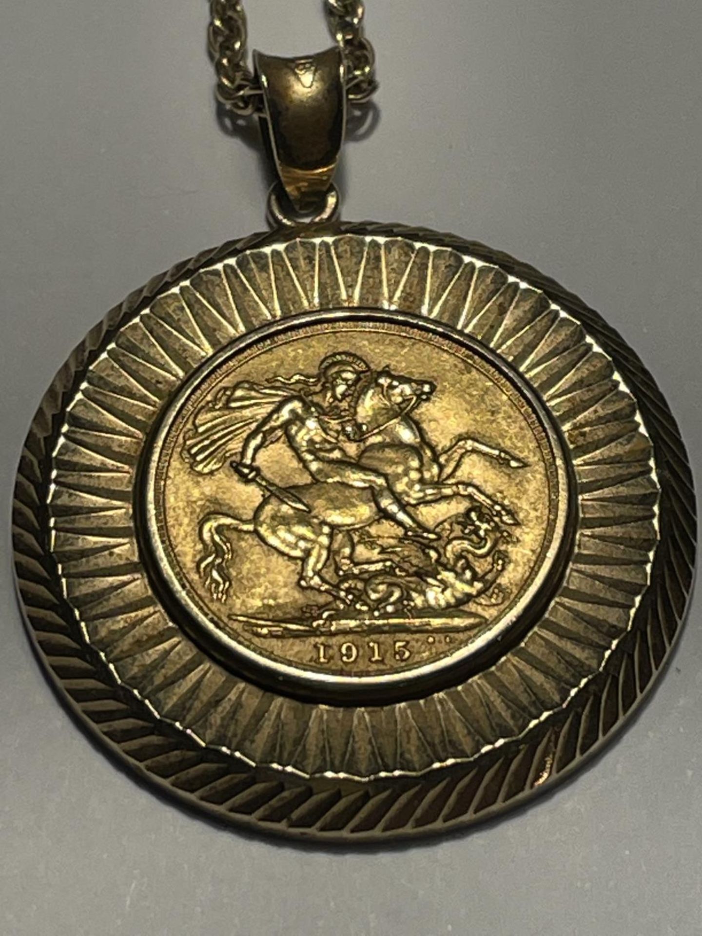A 1915 GOLD SOVEREIGN IN A 9 CARAT GOLD MOUNT WITH A 9 CARAT GOLD CHAIN GROSS WEIGHT 19.78 GRAMS - Image 2 of 6